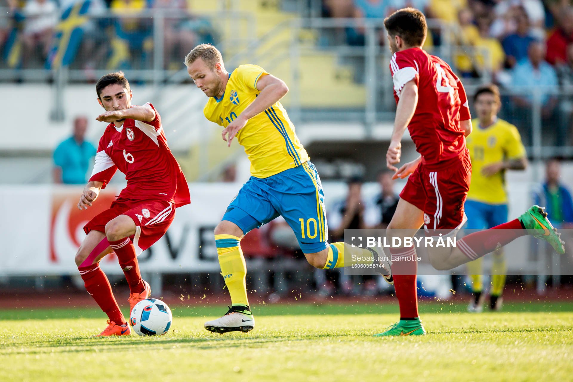 Sveriges Gustav Engvall tar sig förbi Georgiens Grigol