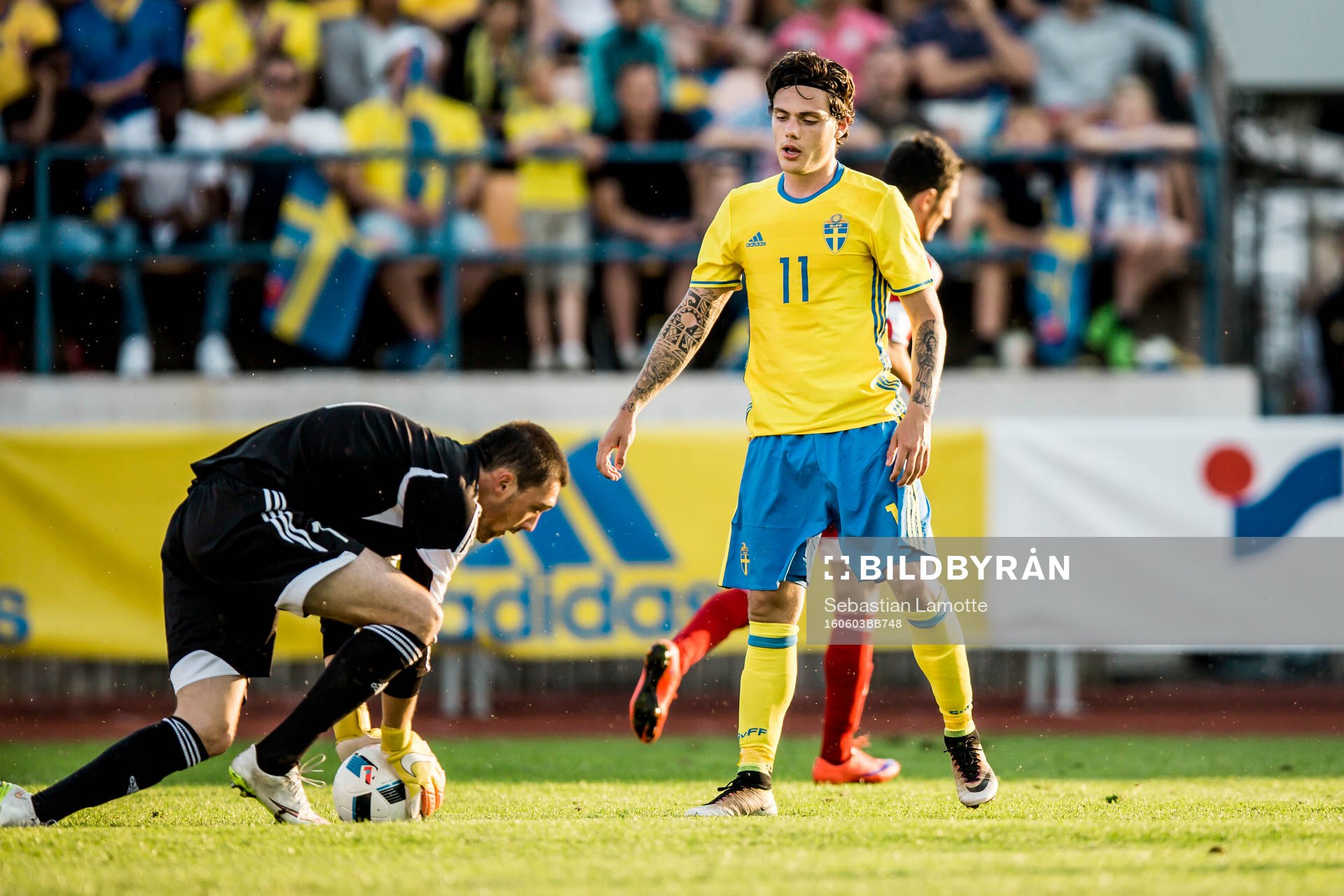 Sveriges David Moberg Karlsson ser Georgiens målvakt Oto Goshadze ta bollen under fotbollsmatchen i kvalet till U21-EM mellan Sverige och Georgien den 3 juni 2016 i Uddevalla.