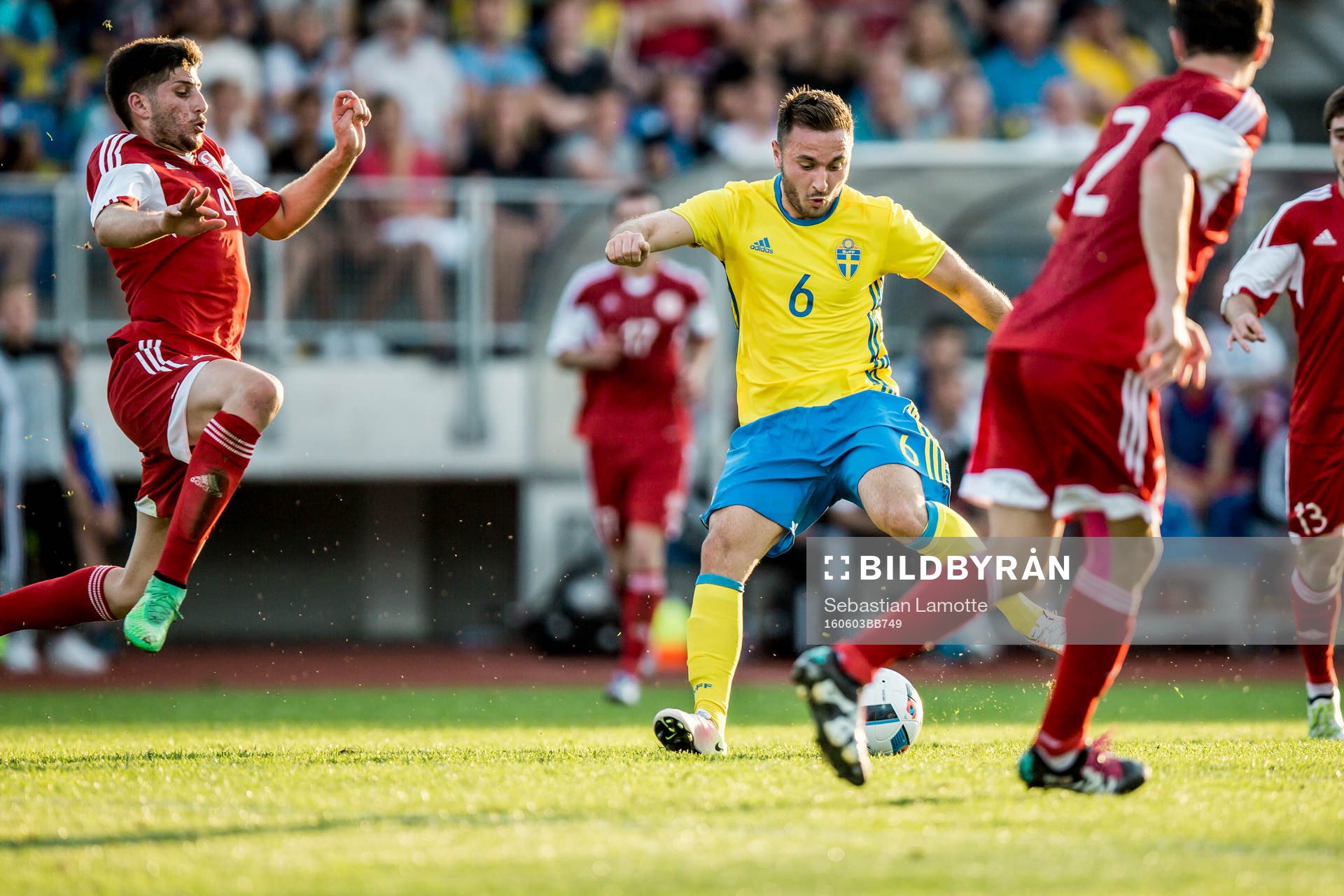 Sveriges Muamer Tankovic skjuter