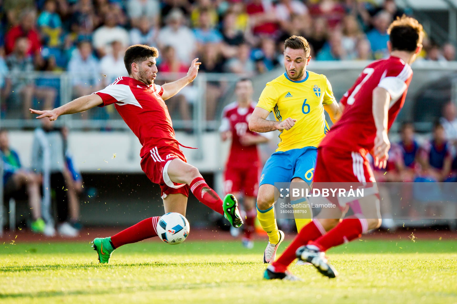Sveriges Muamer Tankovic skjuter