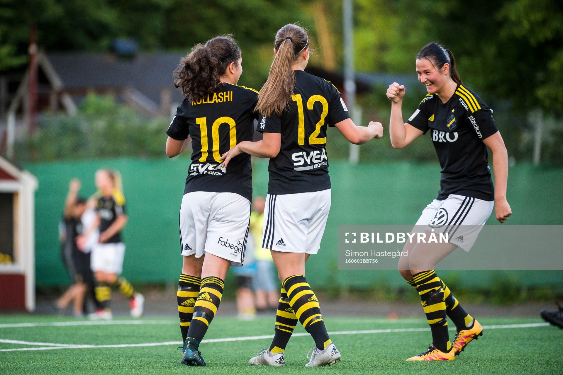 s Emma Engström och Nicole Modin jublar