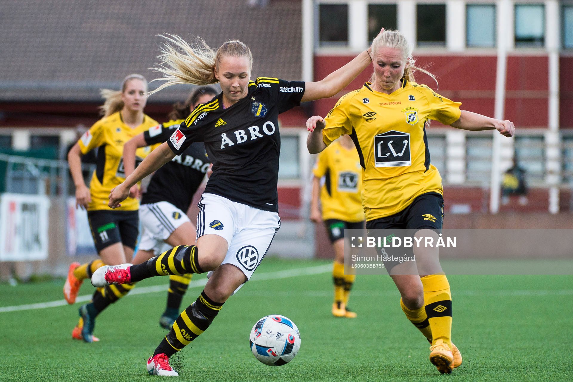  AIK:s Elin Sjölander och Ältas Ellinor Lindbom under fotbollsmatchen i Elitettan mellan AIK och Älta den 3 juni 2016 i Stockholm.