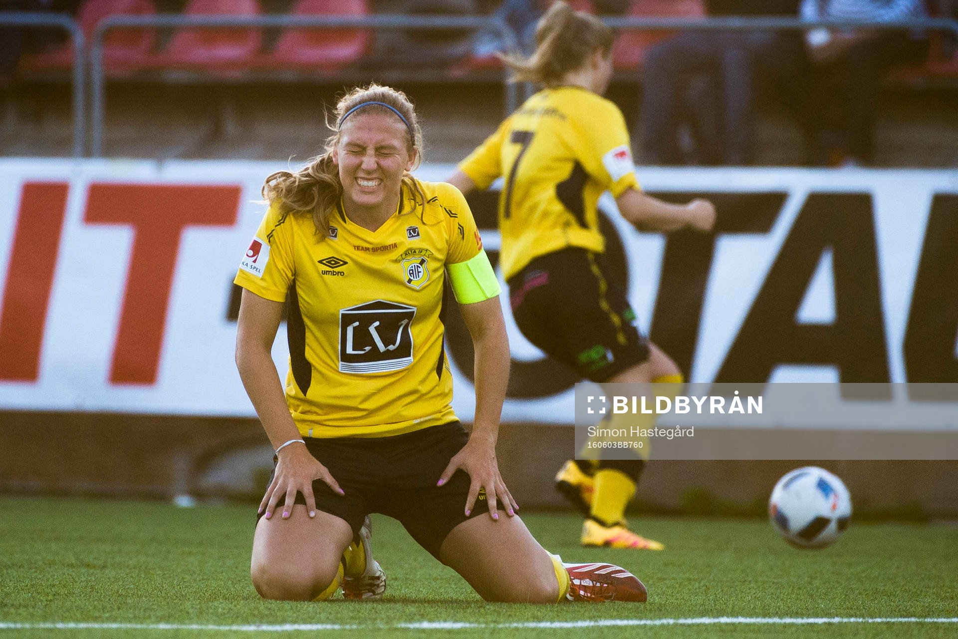  Ältas Malin Sandin har ont under fotbollsmatchen i Elitettan mellan AIK och Älta den 3 juni 2016 i Stockholm.