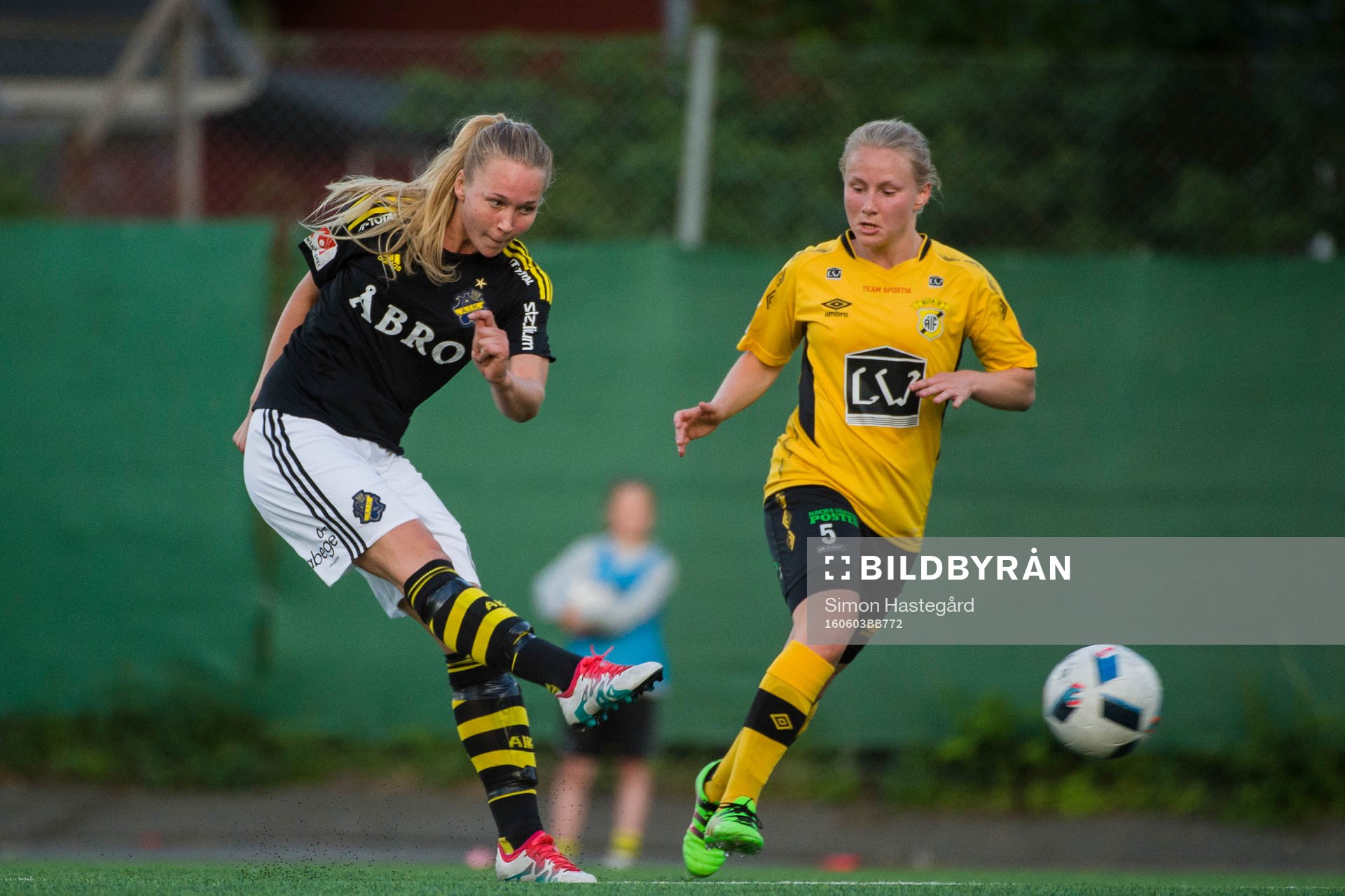 AIK:s Elin Sjölander och Ältas Lina Malmborg  under fotbollsmatchen i Elitettan mellan AIK och Älta den 3 juni 2016 i Stockholm.