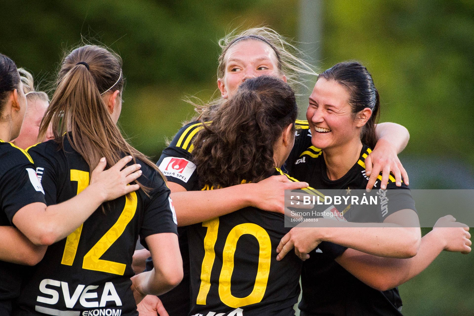   AIK:s Nicole Modin jublar efter 2-1 under fotbollsmatchen i Elitettan mellan AIK och Älta den 3 juni 2016 i Stockholm.