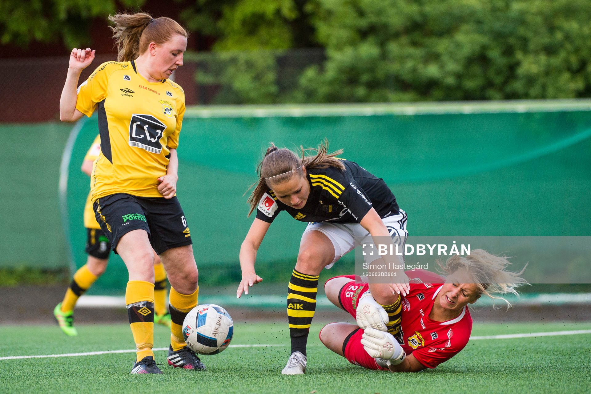 s Emma Engström i en kamp mot Ältas Louise Lundgren och