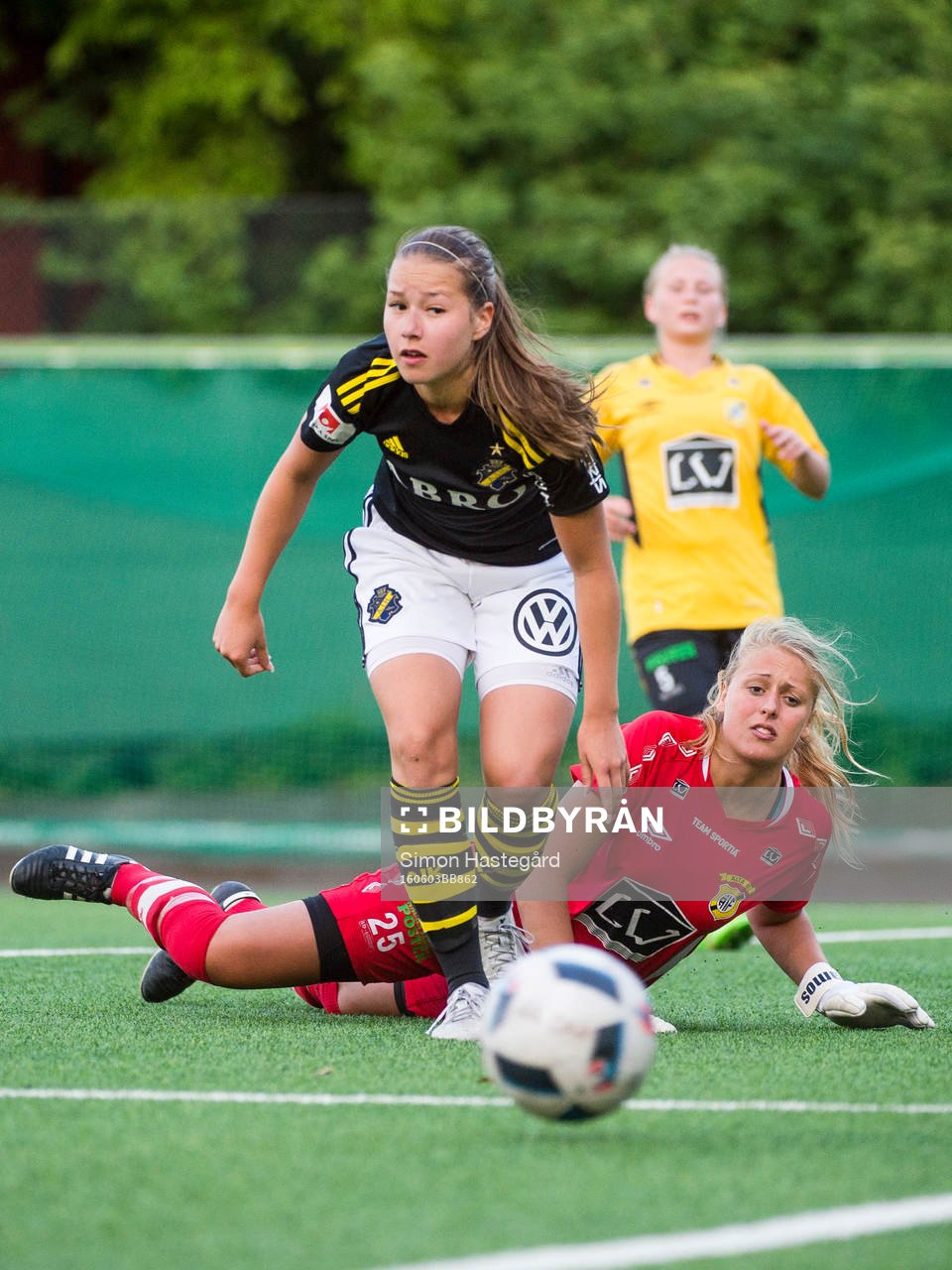 s Emma Engström i en kamp mot Ältas målvakt Petra Kumin