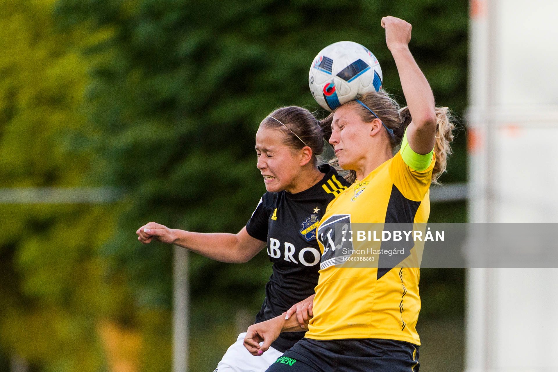  AIK:s Emma Engström i en luftduell med Ältas Malin Sandin under fotbollsmatchen i Elitettan mellan AIK och Älta den 3 juni 2016 i Stockholm.