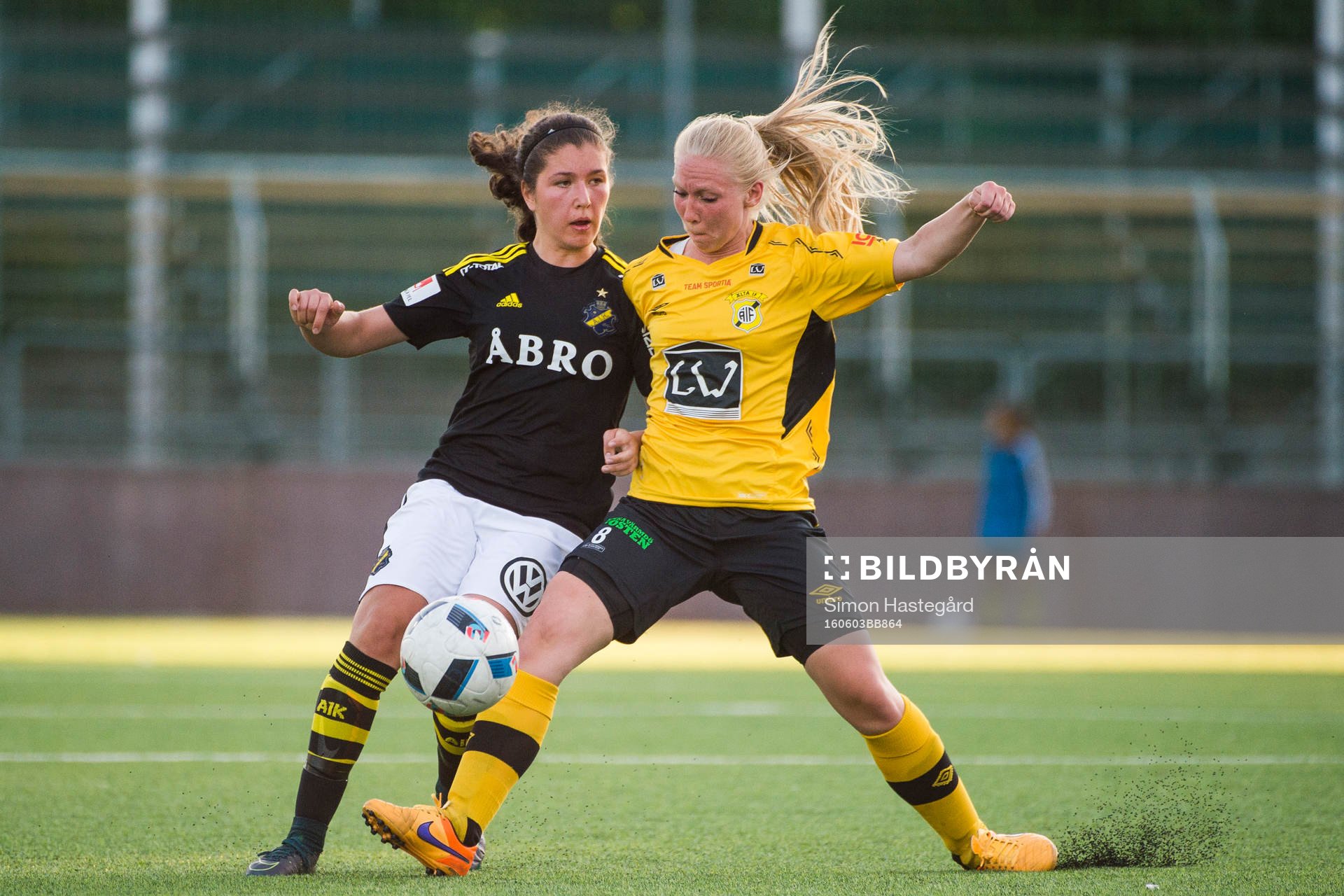   AIK:s Loreta Kullashi och Ältas Ellinor Lindbom under fotbollsmatchen i Elitettan mellan AIK och Älta den 3 juni 2016 i Stockholm.