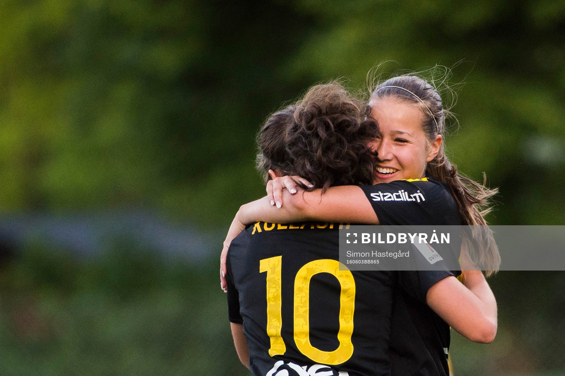 s Emma Engström jublar med Loreta Kullashi