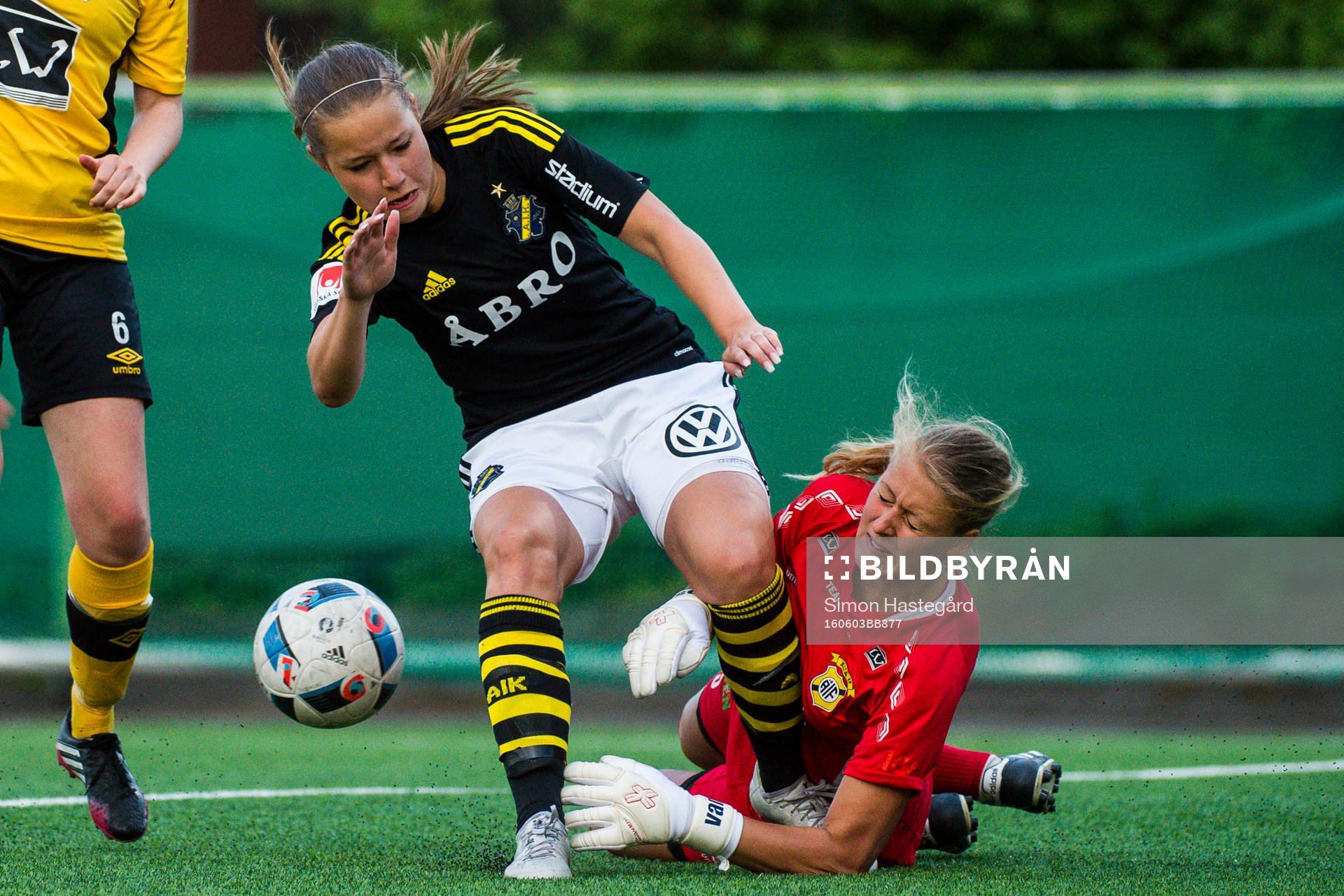 s Emma Engström i en kollision med Ältas målvakt Petra