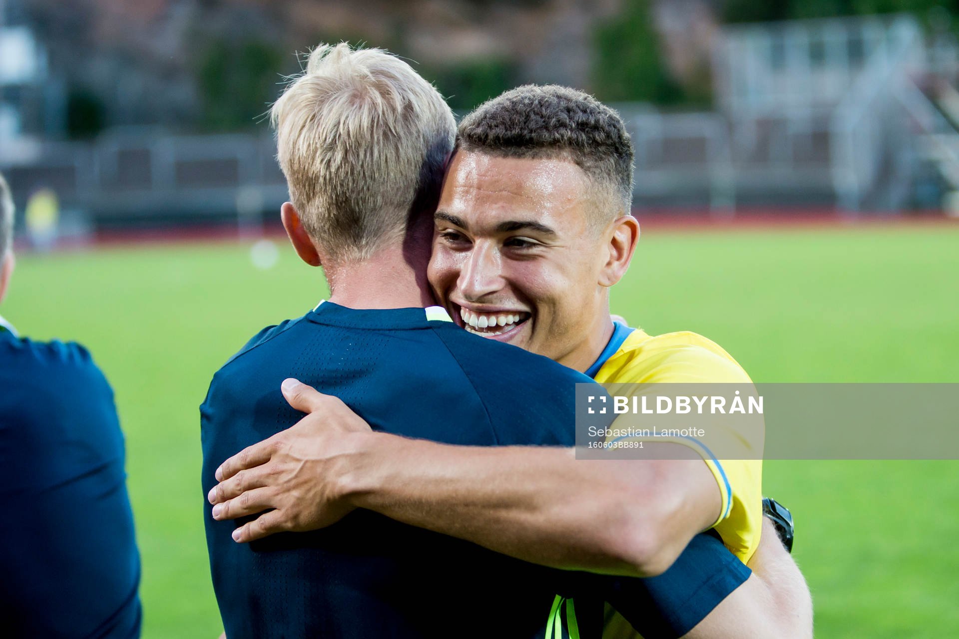 Sveriges Jordan Larsson jublar med en ledare efter fotbollsmatchen i kvalet till U21-EM mellan Sverige och Georgien den 3 juni 2016 i Uddevalla.