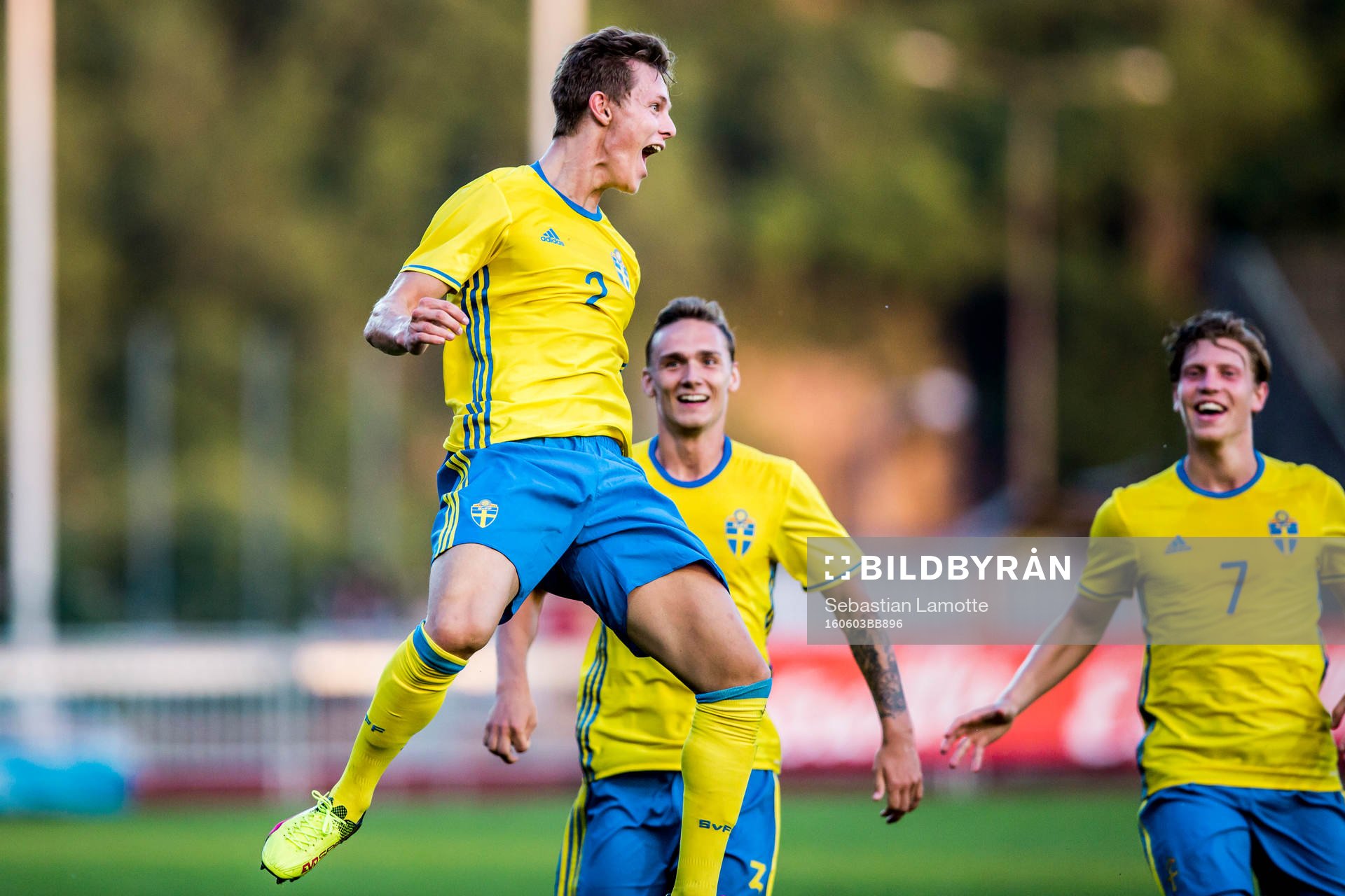 Sveriges Emil Krafth har gjort 2-1 och jublar