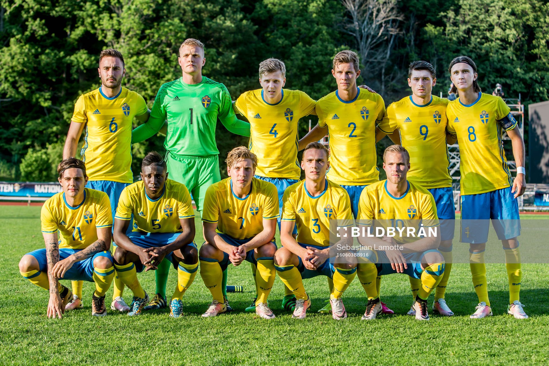 Lagbild på startelvan. (uppe fr v:) Sveriges Muamer Tankovic, målvakt Tim Erlandsson, Joakim Nilsson, Emil Krafth, Arber Zeneli, Kristoffer Olsson samt (nere fr v:) David Moberg Karlsson, Pa Konate, Alexander Martin Fransson, Linus Wahlqvist och Gustav Engvall inför fotbollsmatchen i kvalet till U21-EM mellan Sverige och Georgien den 3 juni 2016 i Uddevalla.