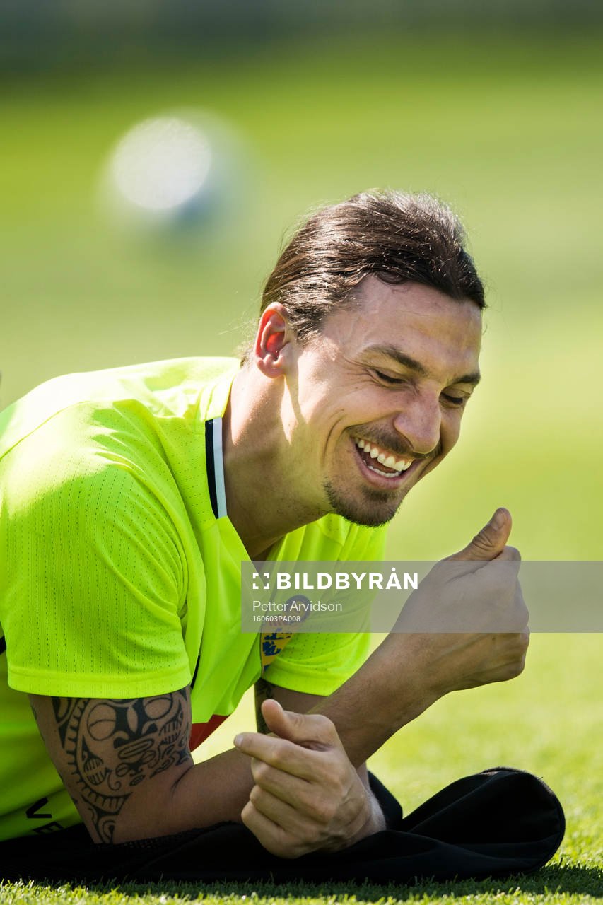 Zlatan Ibrahimovic skrattar