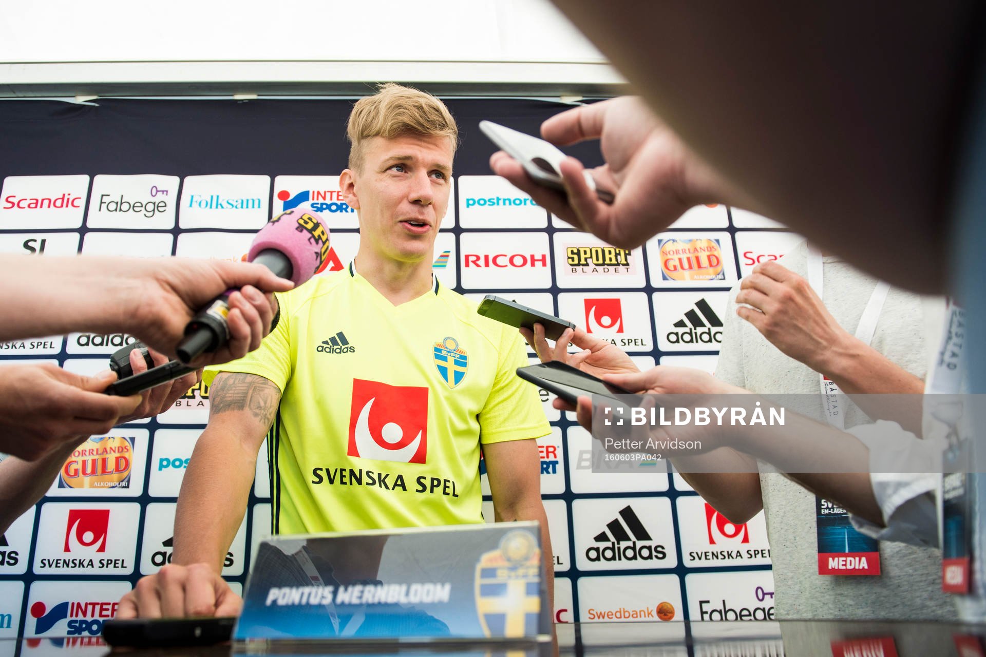 Pontus Wernbloom pratar med media i mixed zone