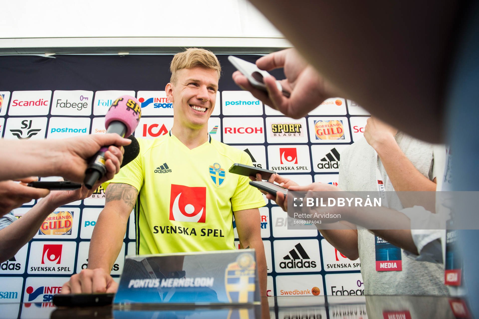 Pontus Wernbloom pratar med media i mixed zone
