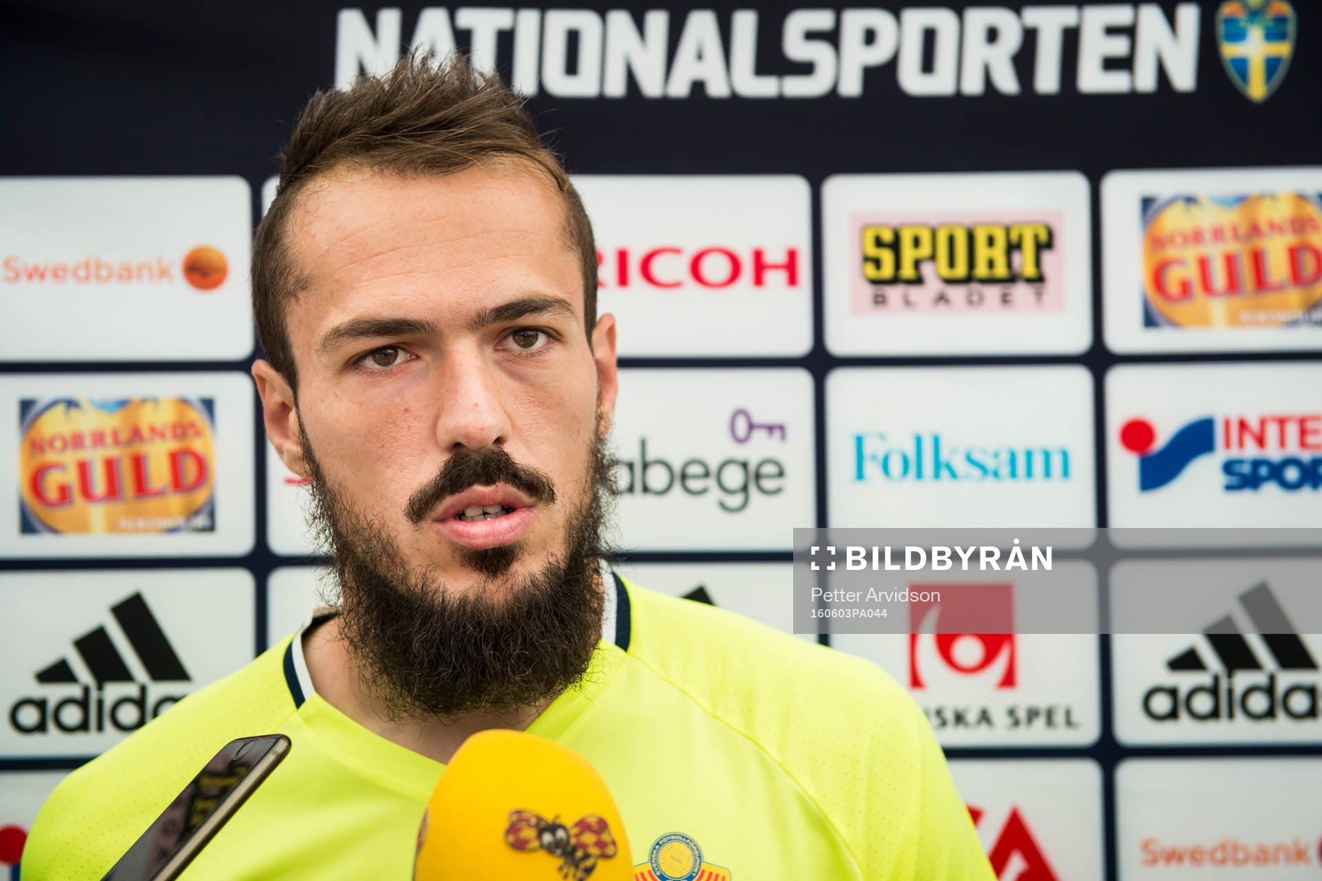 Emir Kujovic pratar med media i mixed zone