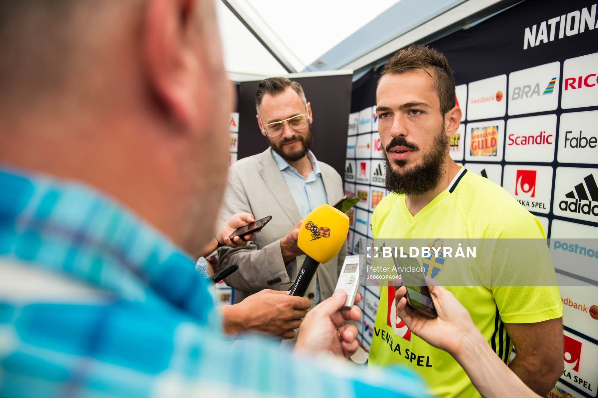 Emir Kujovic pratar med media i mixed zone