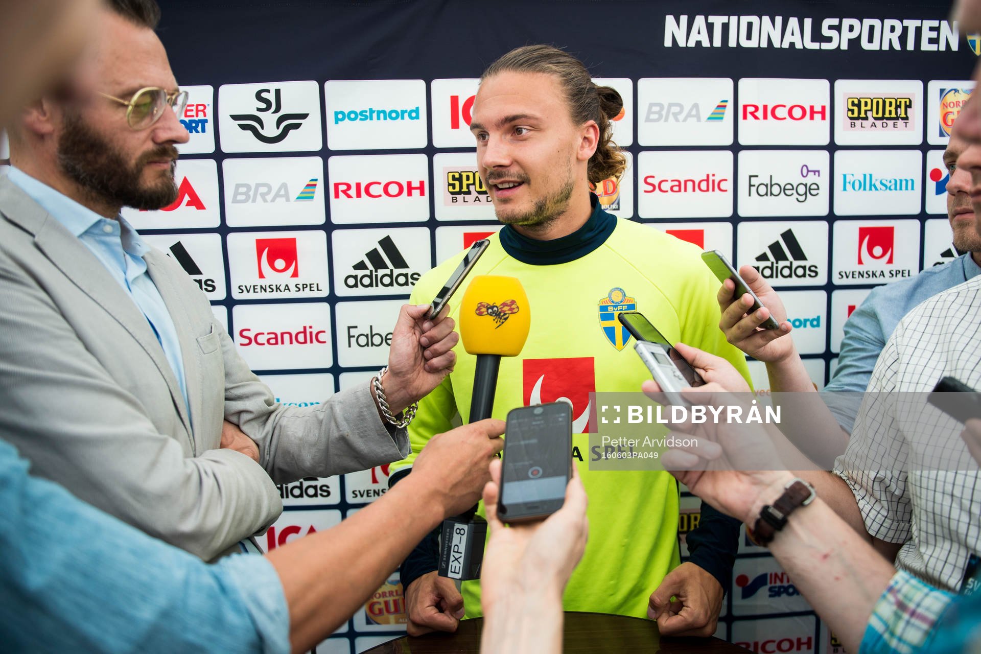 Erik Johansson pratar med media i mixed zone