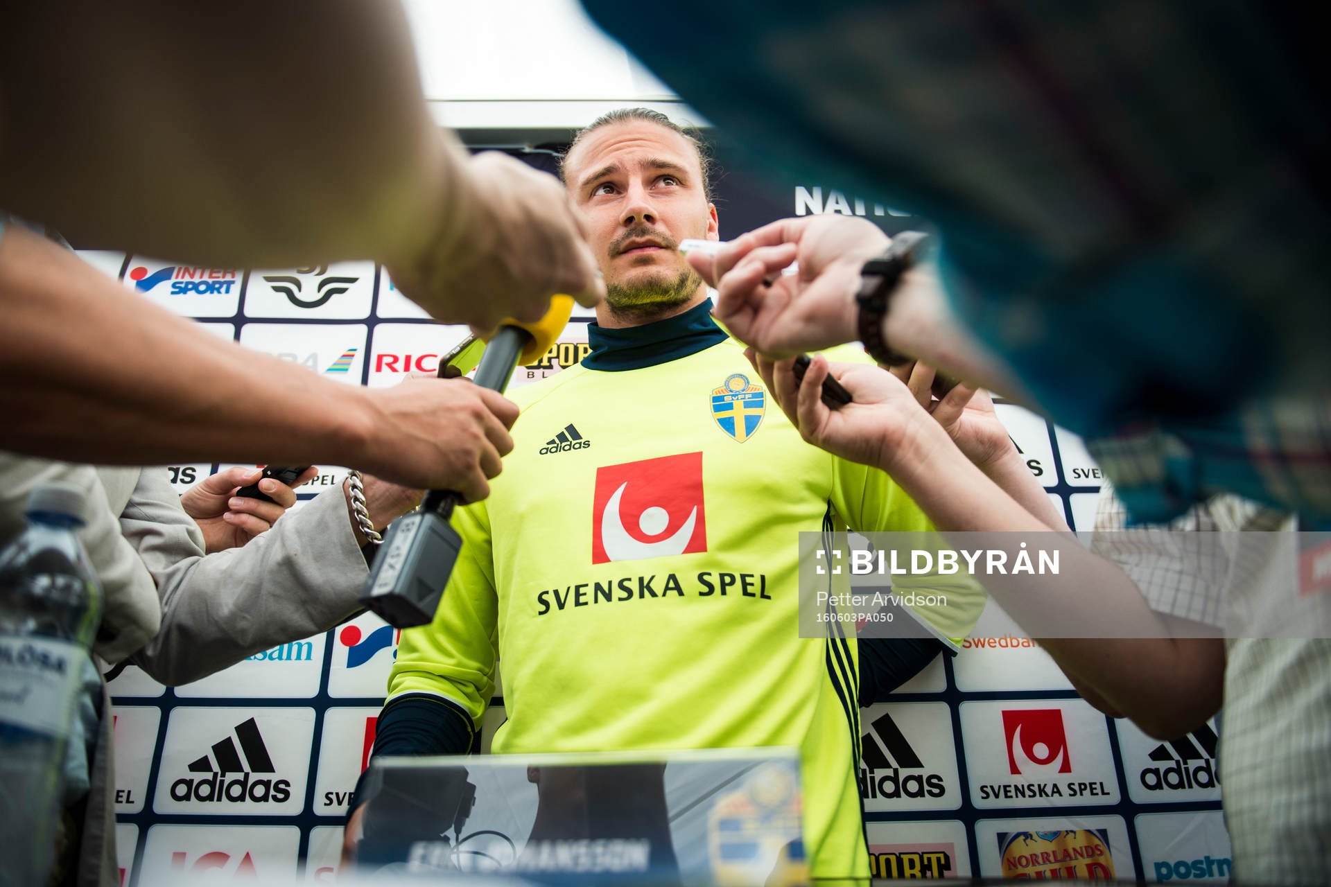 Erik Johansson pratar med media i mixed zone