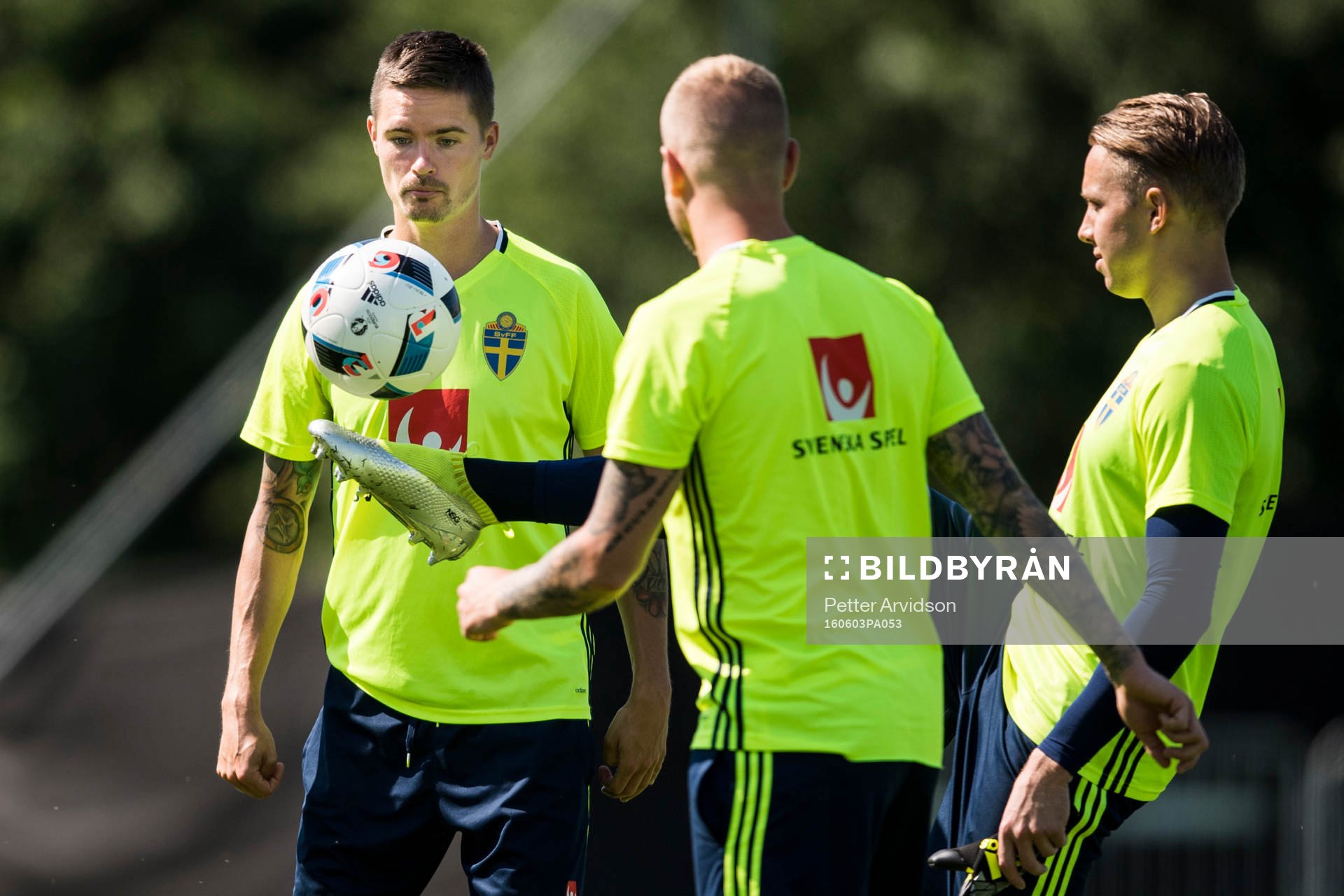 Mikael Lustig och målvakt Patrik Carlgren