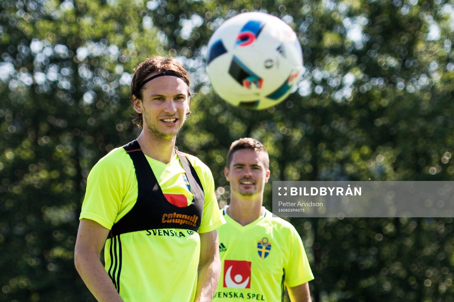 Albin Ekdal och Mikael Lustig under en träning med Sveriges fotbollslandslag den 3 juni 2016 i Båstad.
