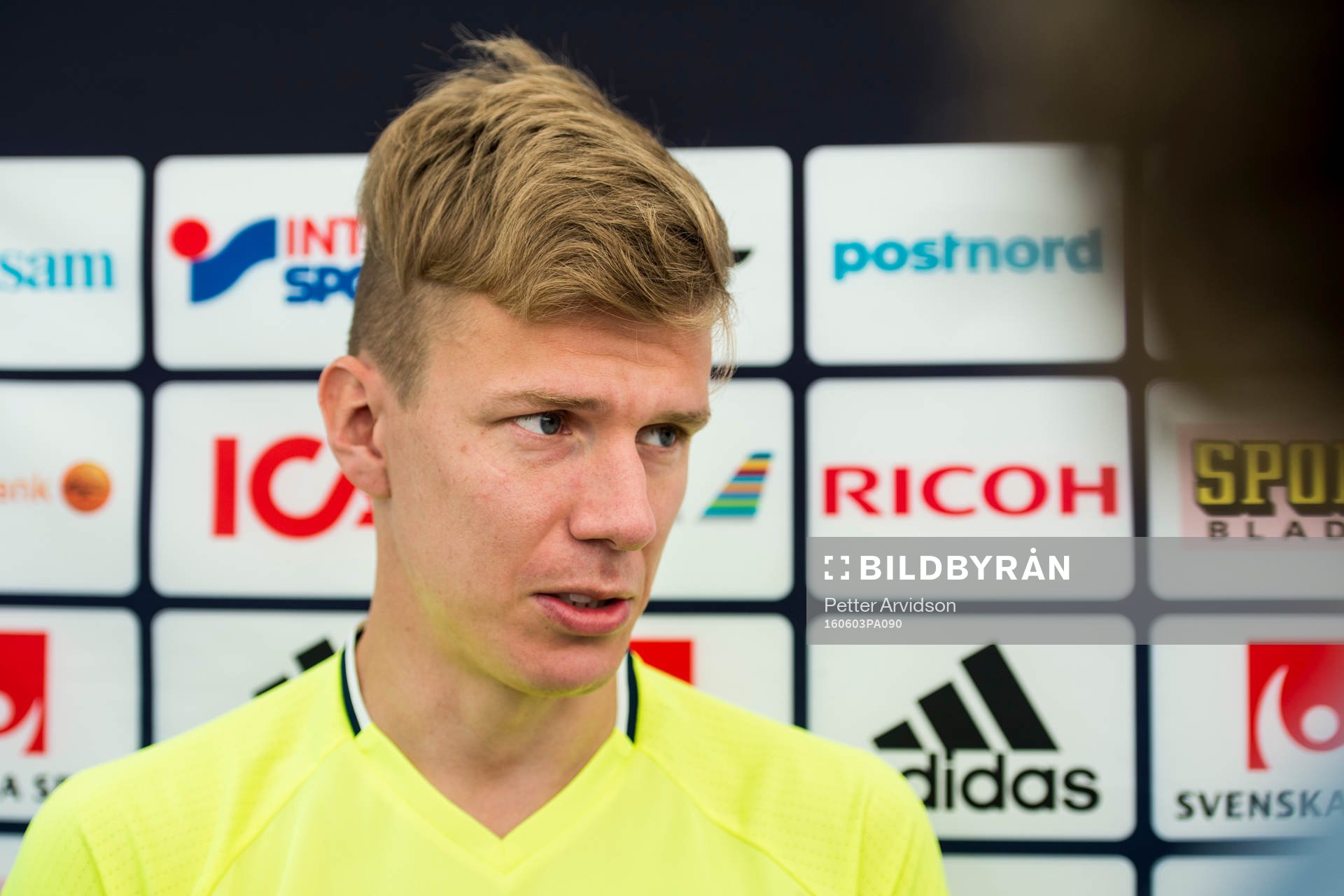 Pontus Wernbloom pratar med media i mixed zone