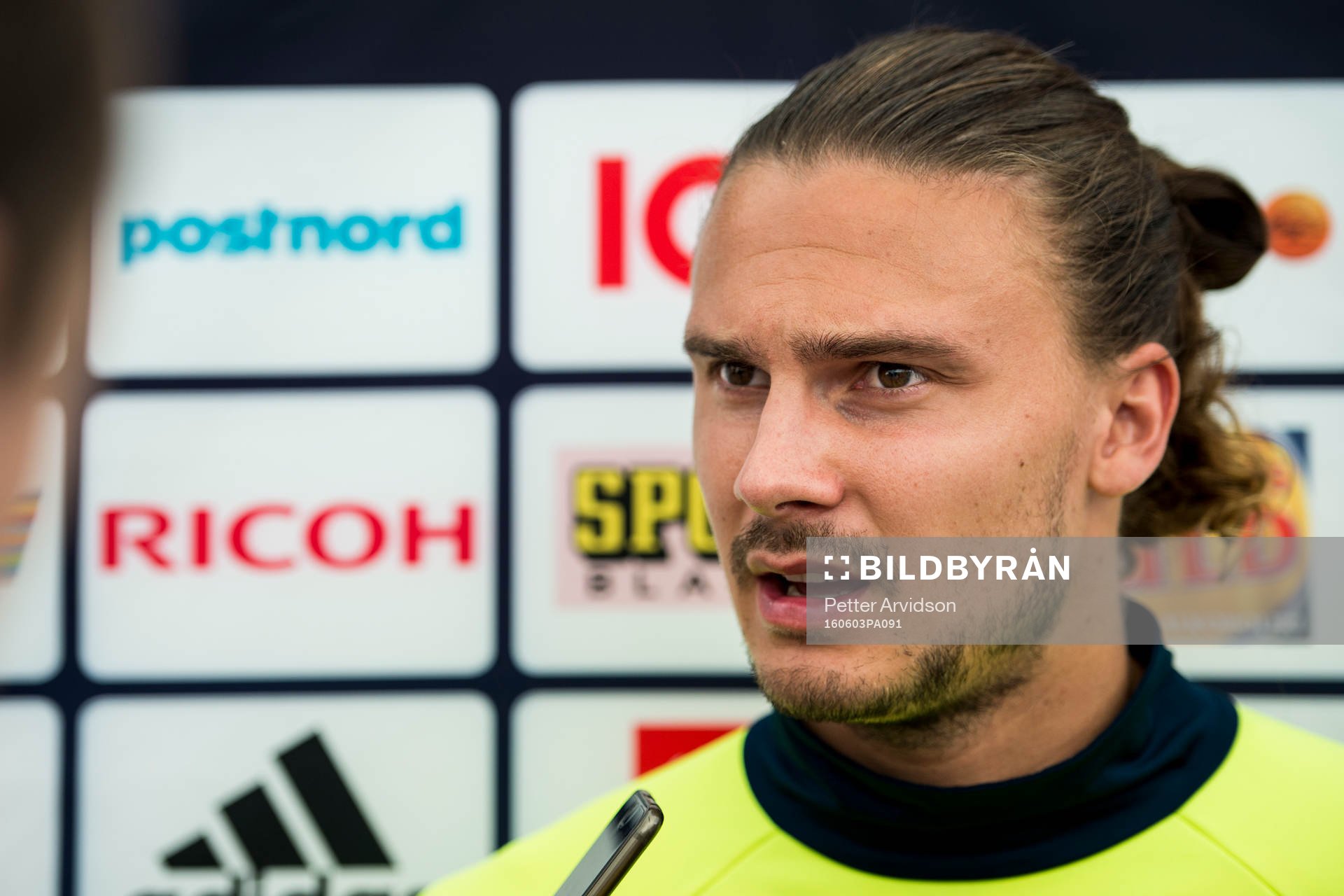 Erik Johansson pratar med media i mixed zone