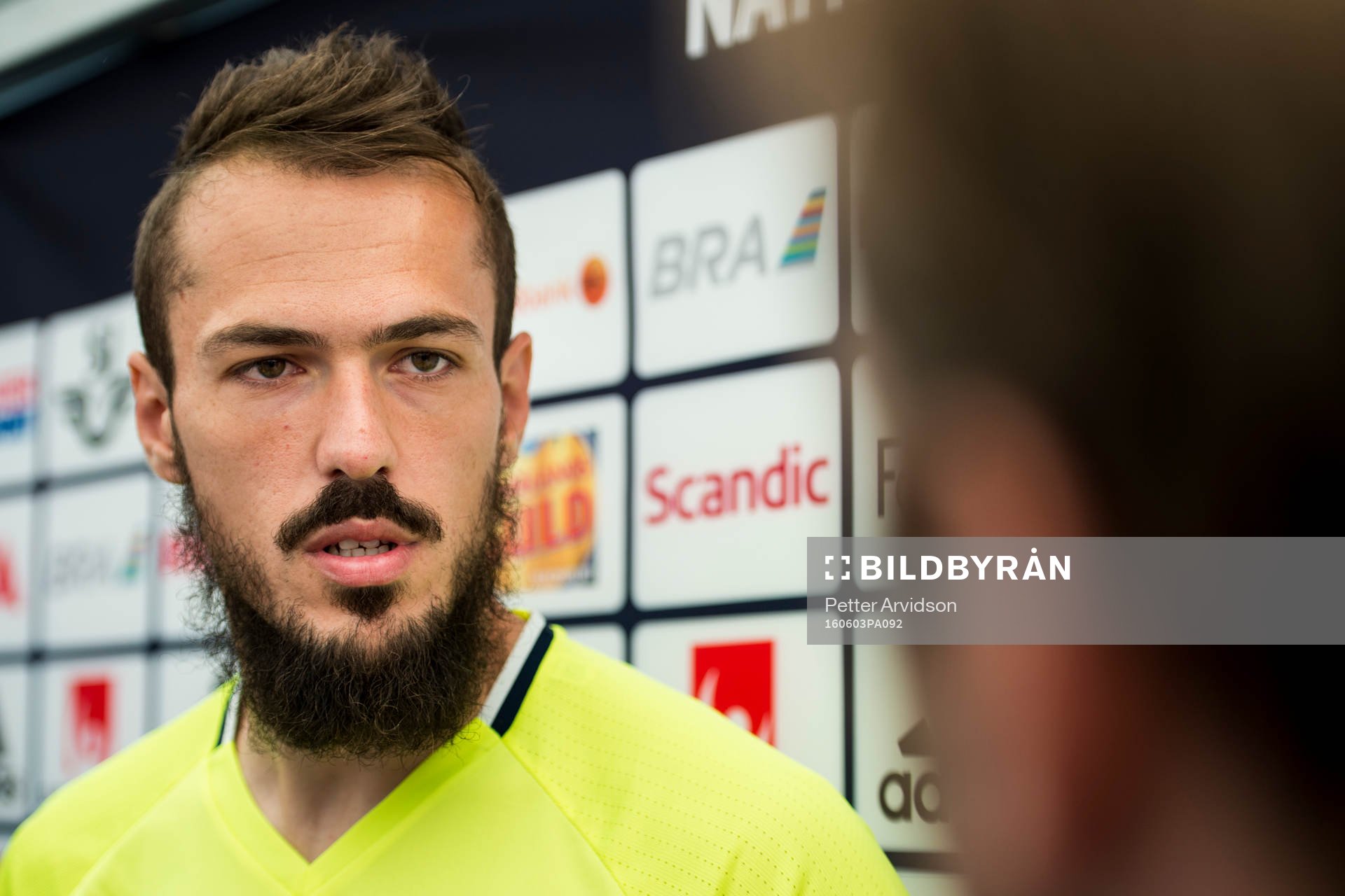 Emir Kujovic pratar med media i mixed zone