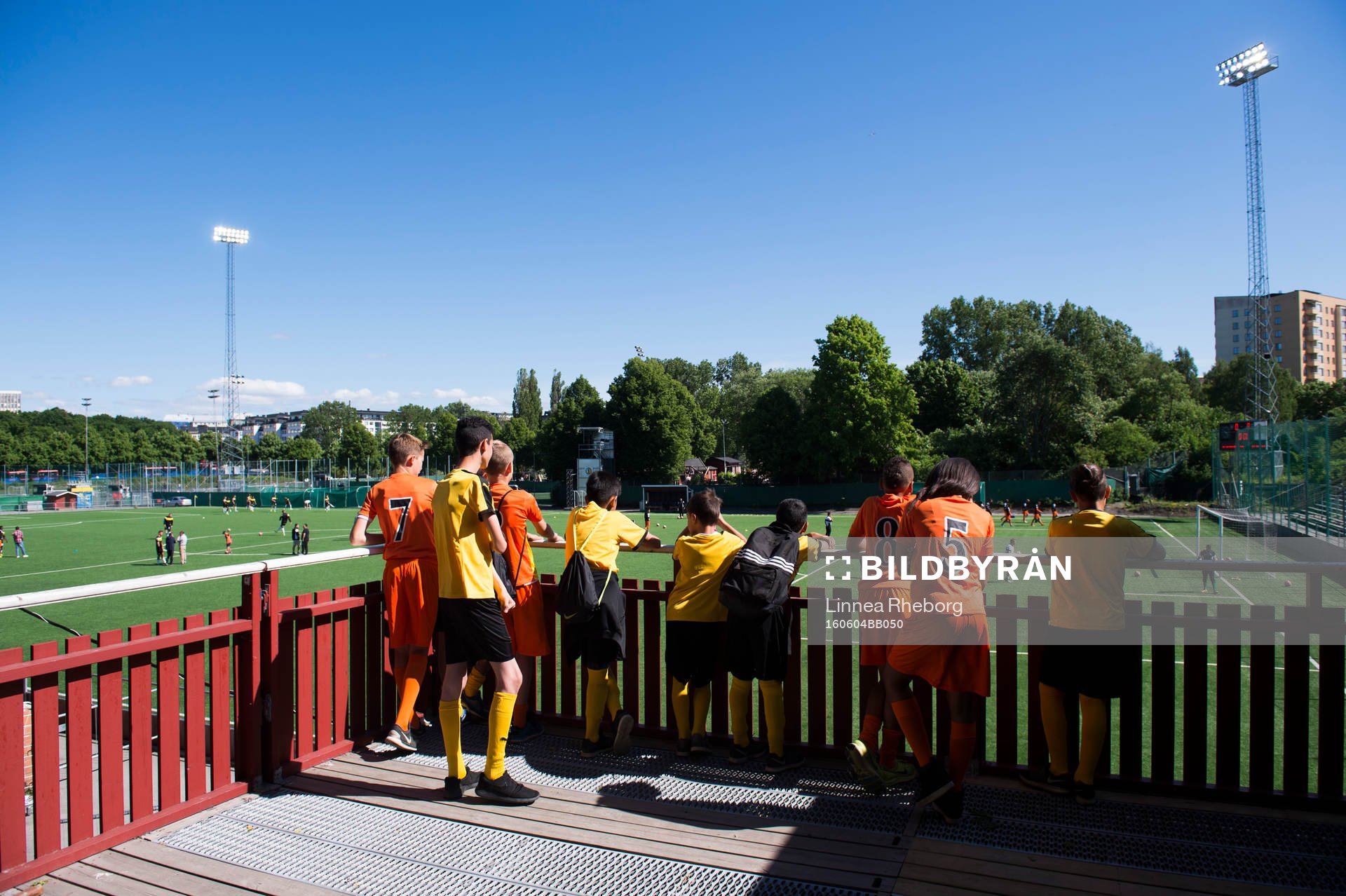 Minispelare tittar ut över Skytteholms IP