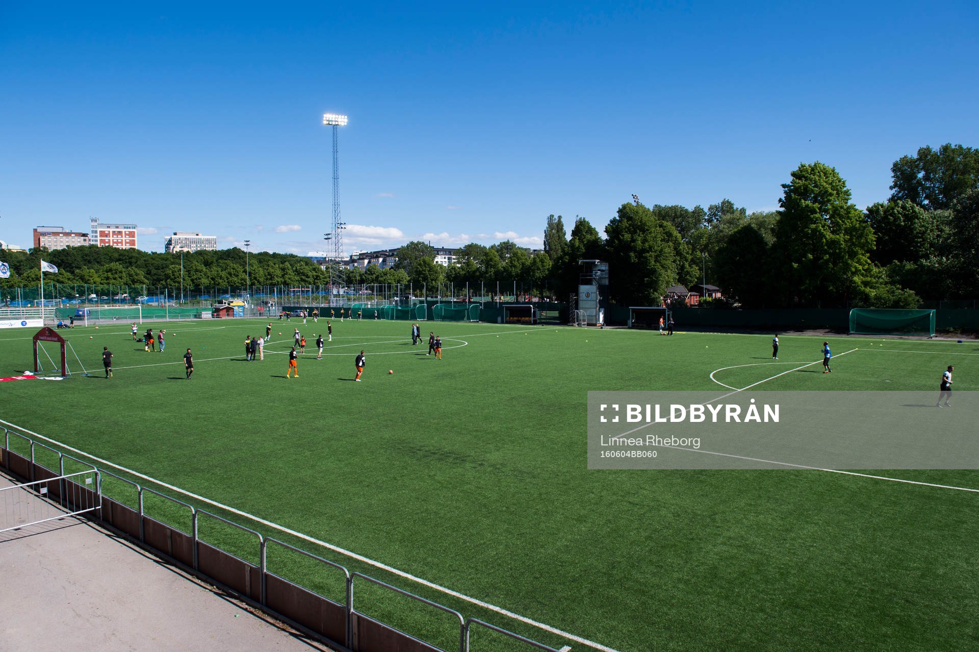 Athletics och Frejs spelare värmer upp på Skytteholms IP