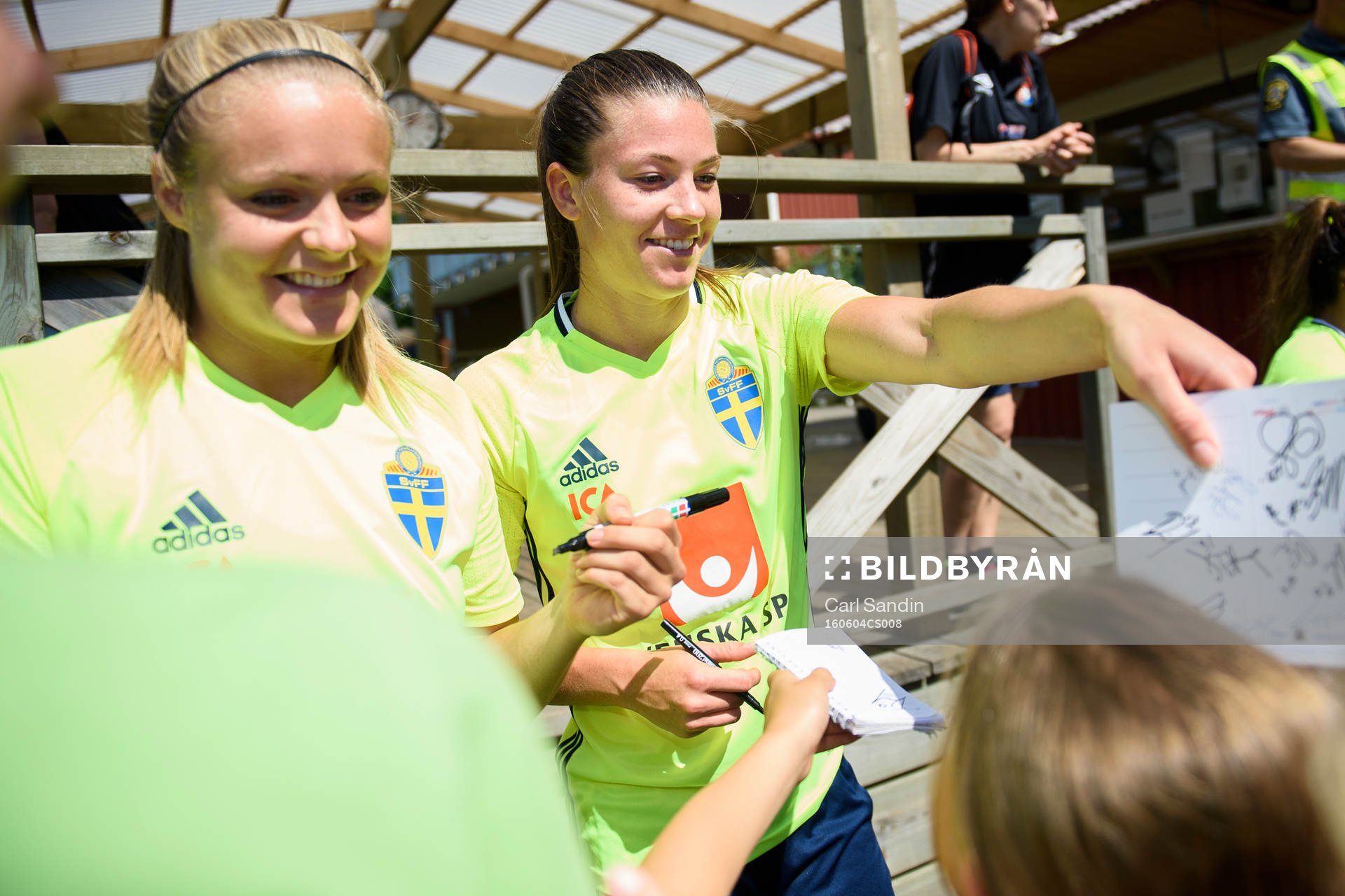 Målvakt Hilda Carlén och Pauline Hammarlund skriver