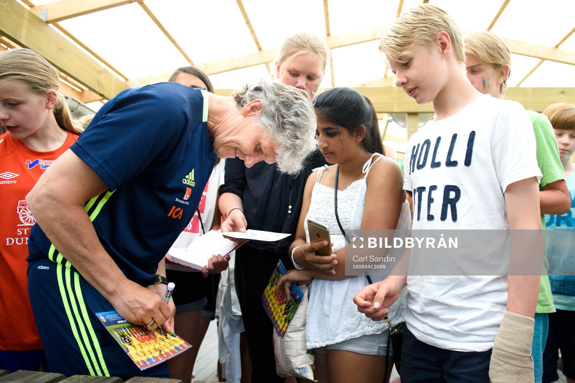 Förbundskapten Pia Sundhage skriver autografer
