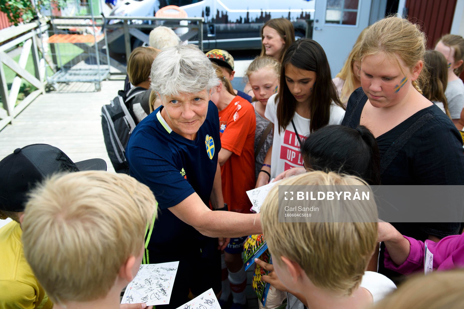 Förbundskapten Pia Sundhage skriver autografer