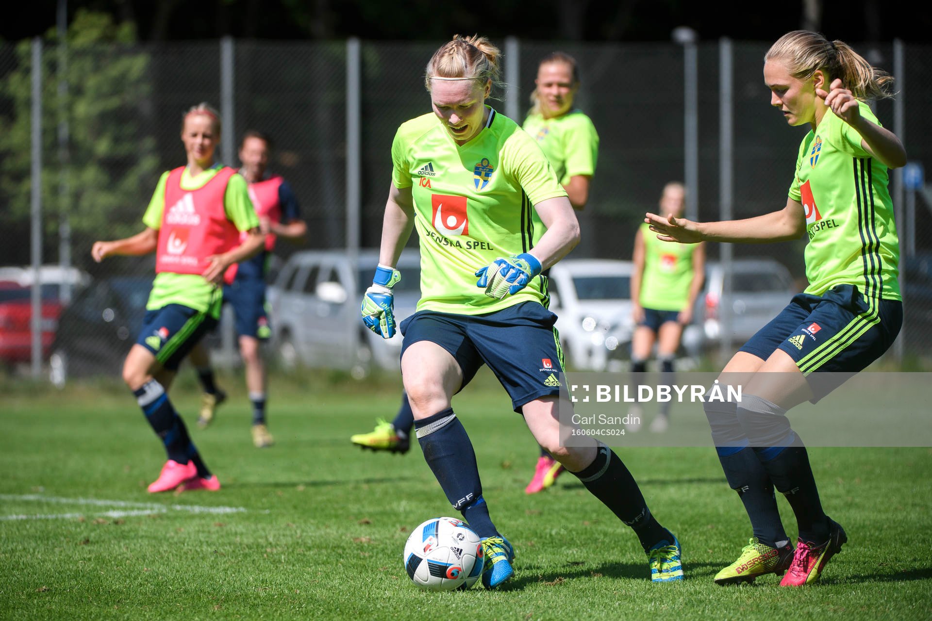Målvakt Hedvig Lindahl och Magdalena Ericsson