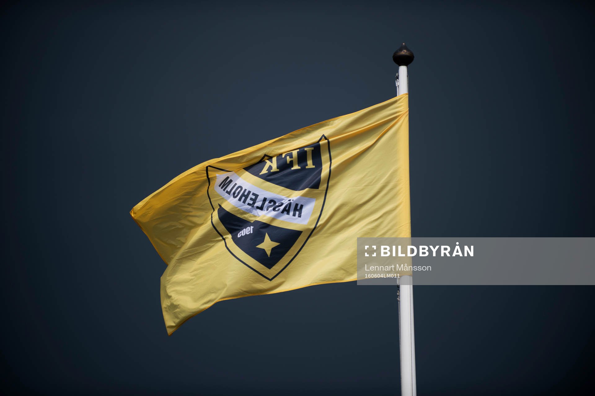 IFK Hässleholms klubbflagga i matchen i division 2 mellan