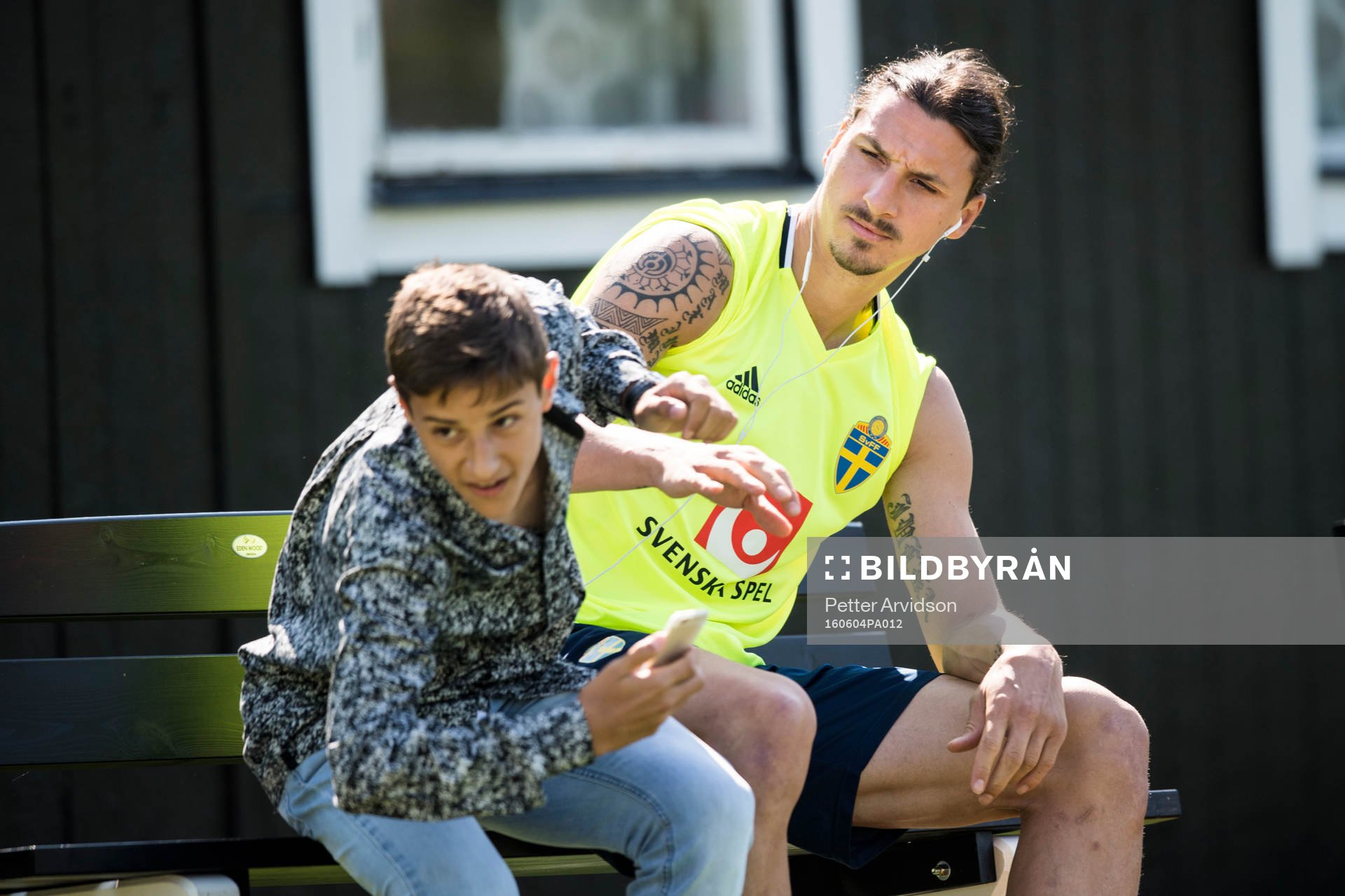 En pojke tar sig in på planen och ända fram till Zlatan
