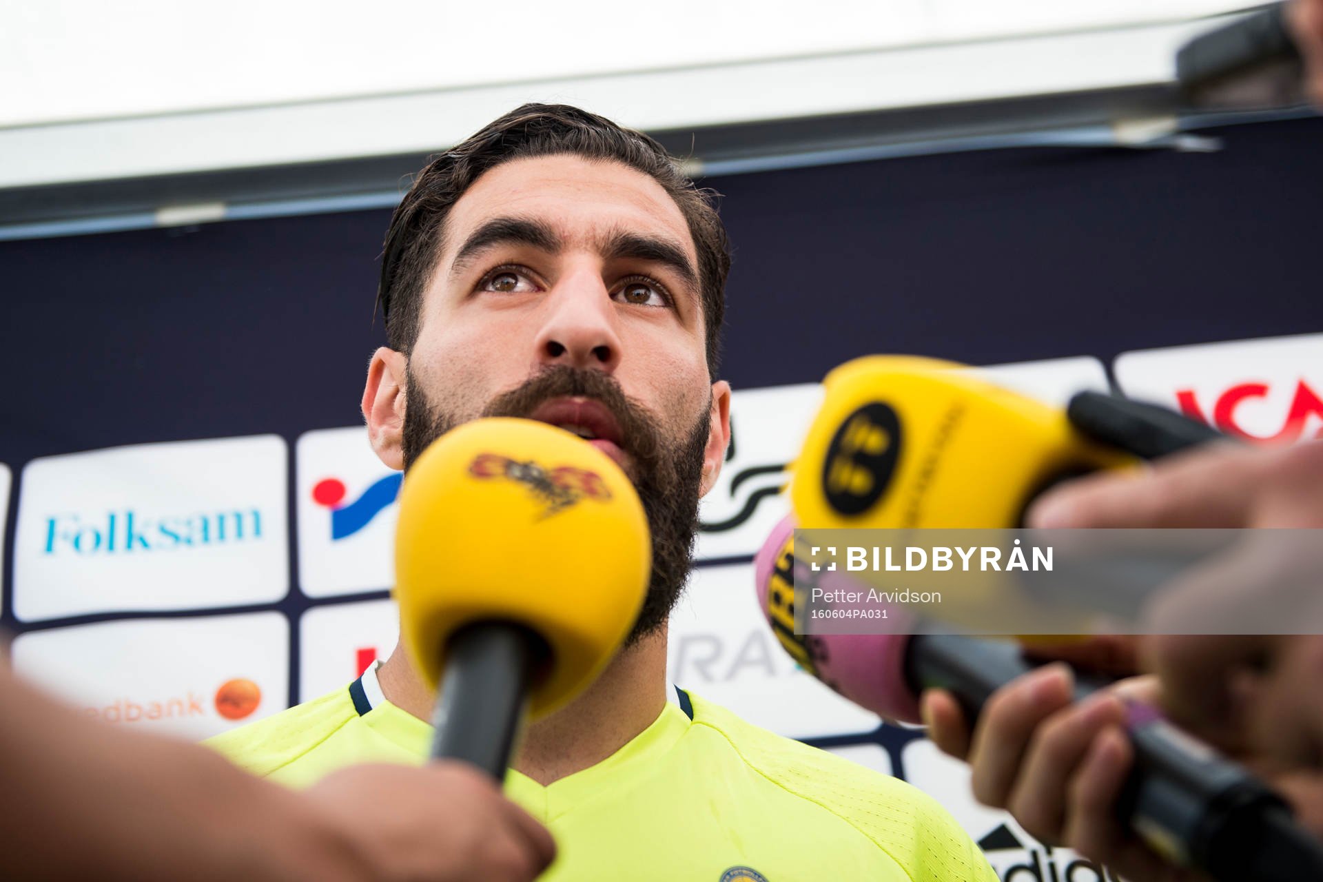 Jimmy Durmaz pratar med media i mixed zone