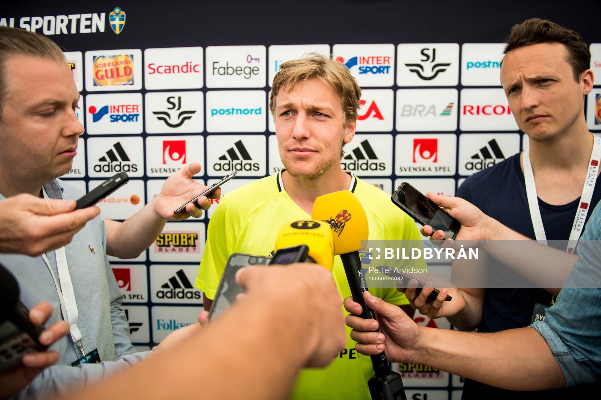 Emil Forsberg pratar med media i mixed zone