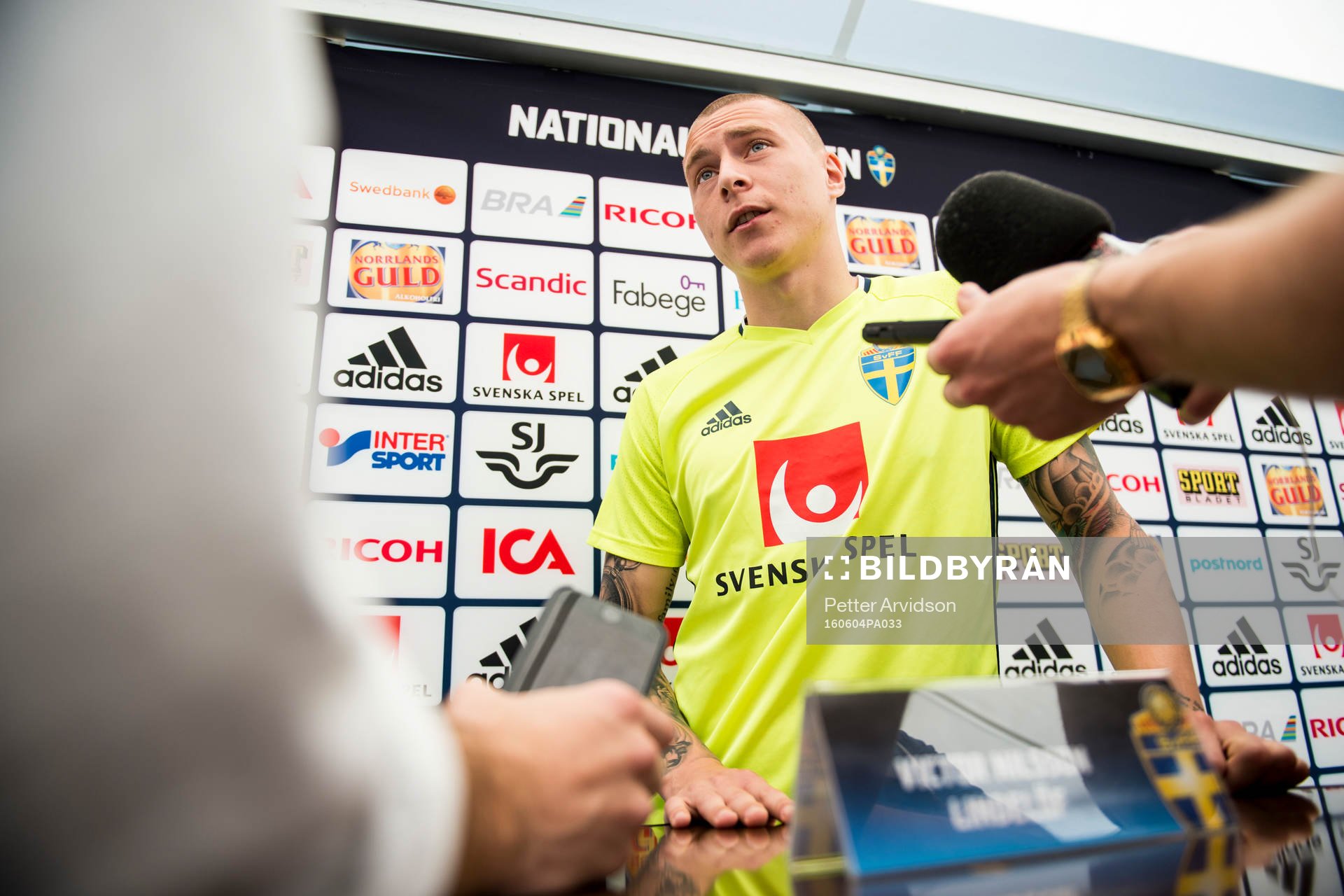 Victor Nilsson Lindelöf pratar med media i mixed zone inför en träning med Sveriges fotbollslandslag den 4 juni 2016 i Båstad.