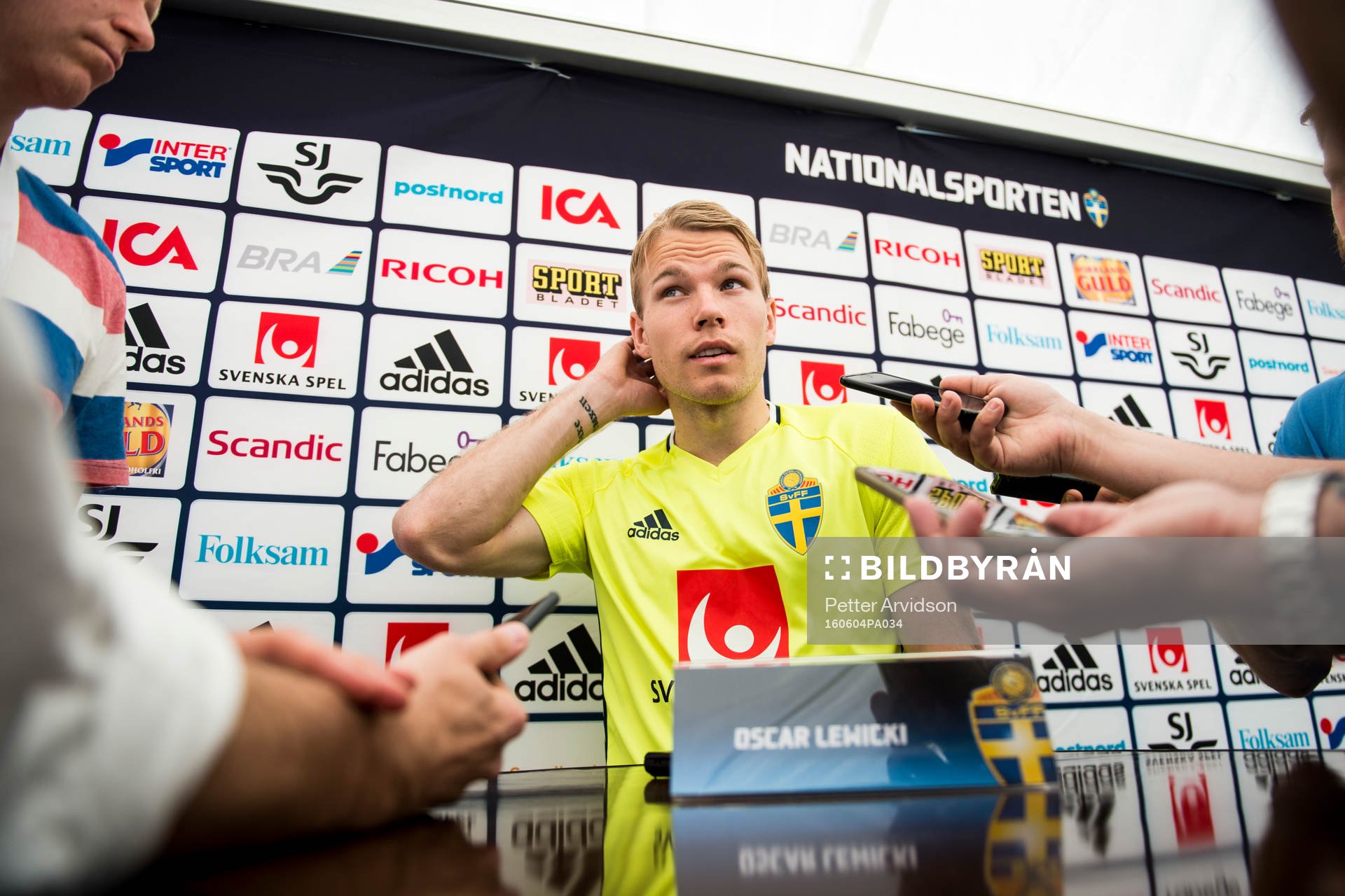 Oscar Lewicki pratar med media i mixed zone
