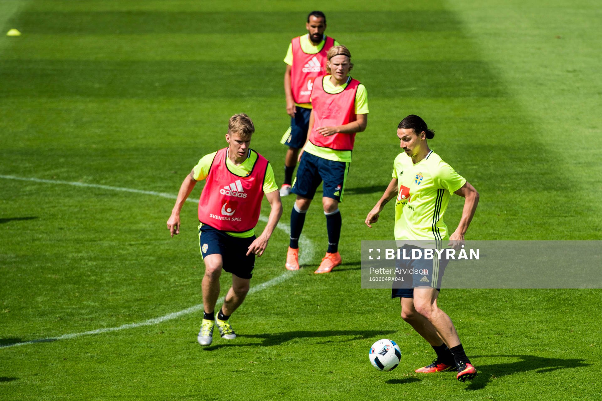 Zlatan Ibrahimovic mot Pontus Wernbloom, Oscar Hiljemark