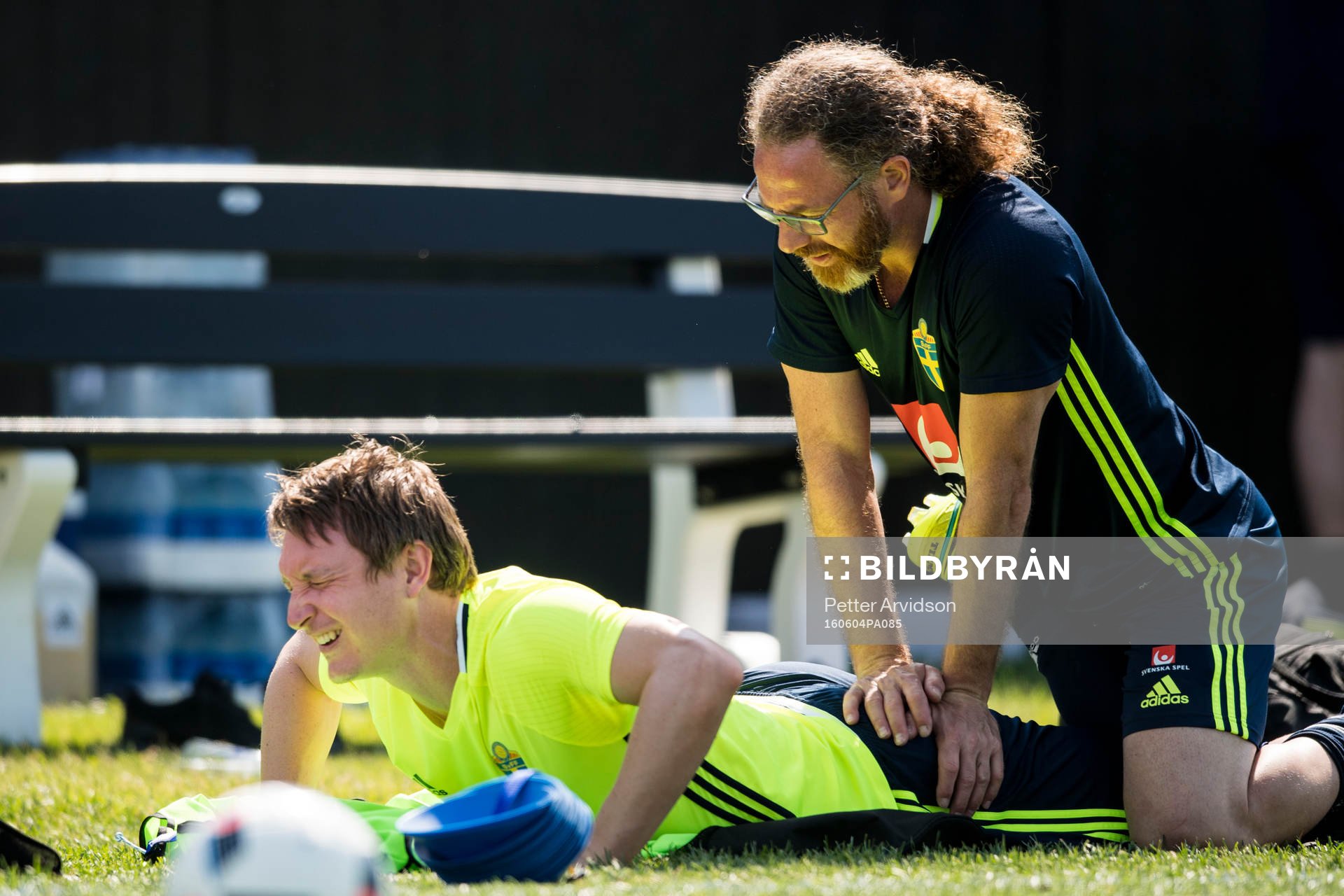 Kim Källström får behandling av sjukgymnast Rickard Dahan