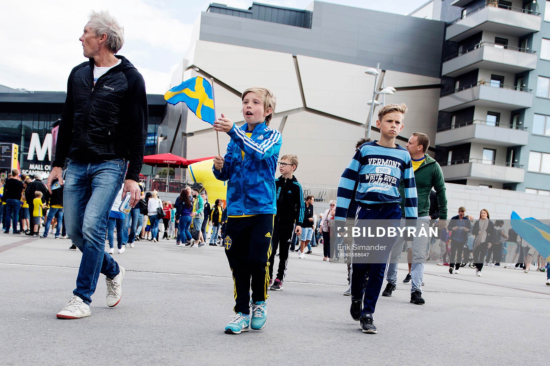 Svenska fans på väg in till arenan