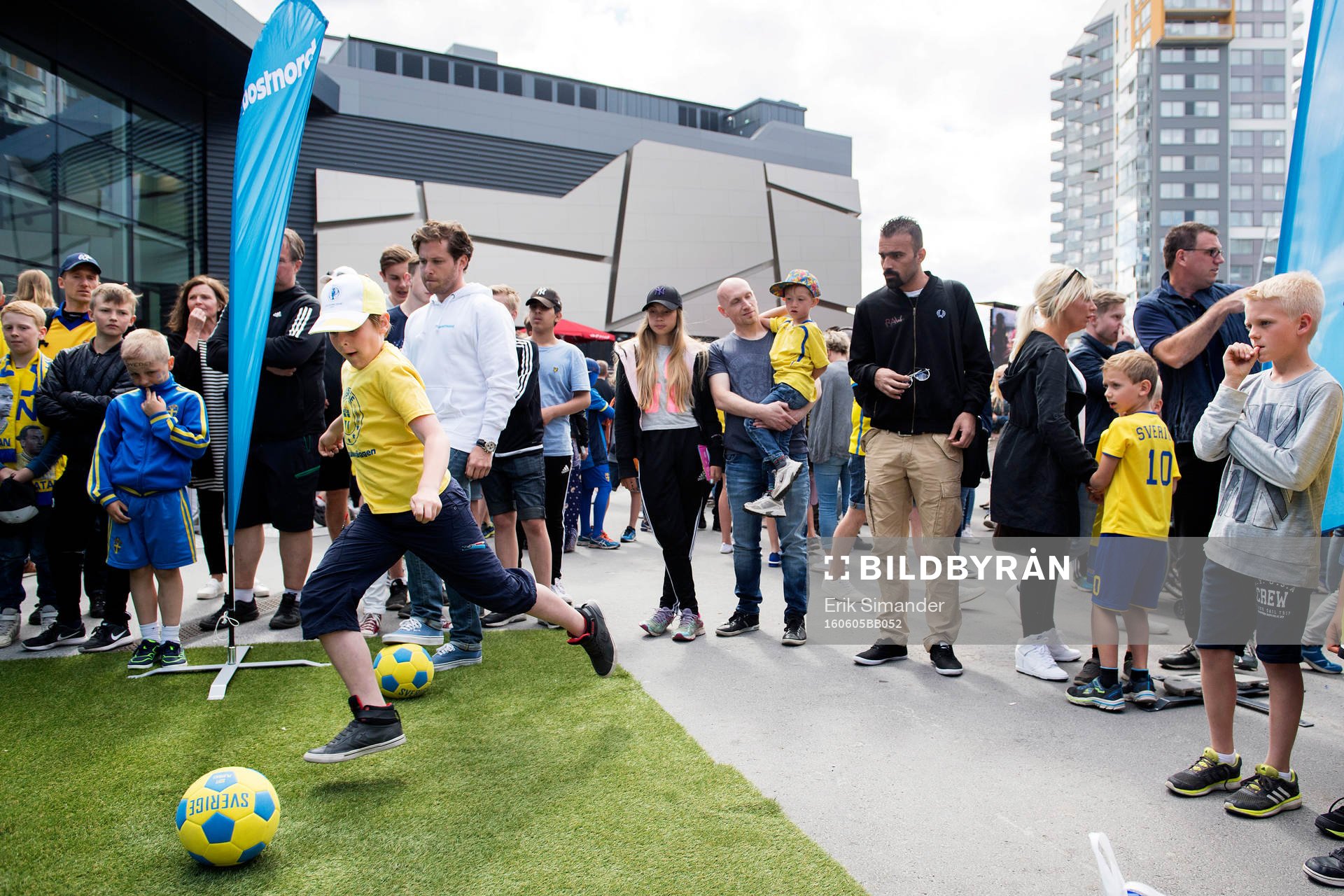 Ett ungt fan provar på sin träffsäkerhet i Fan Zone
