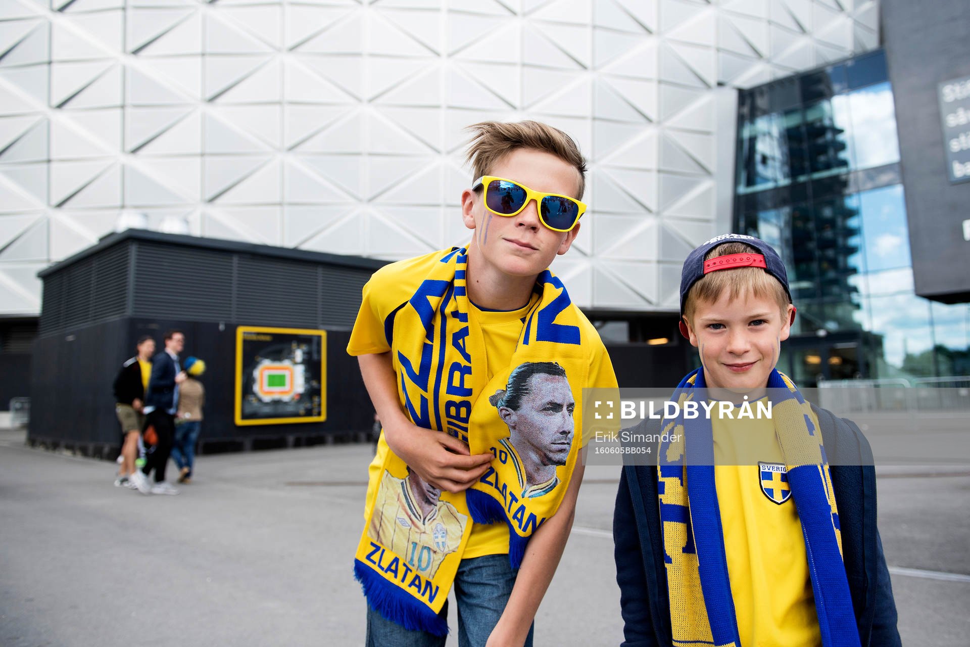 Två unga svenska fans