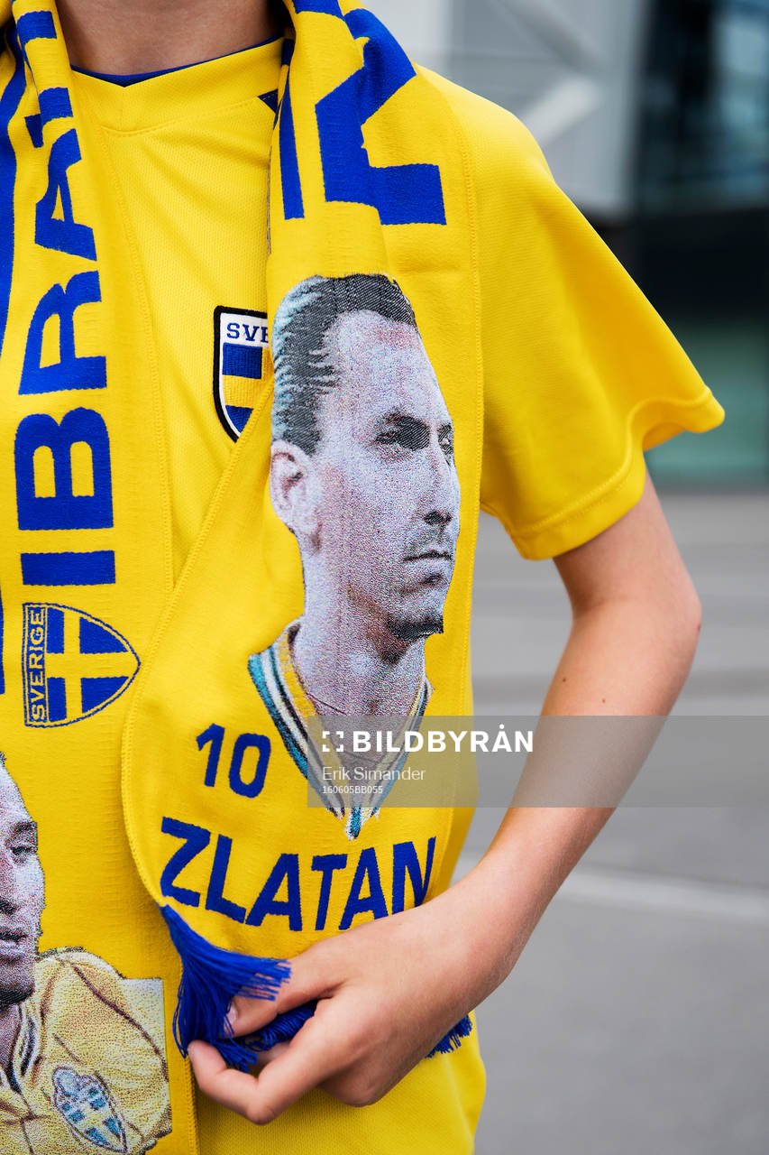 Ett ungt fan med en Zlatan-halsduk