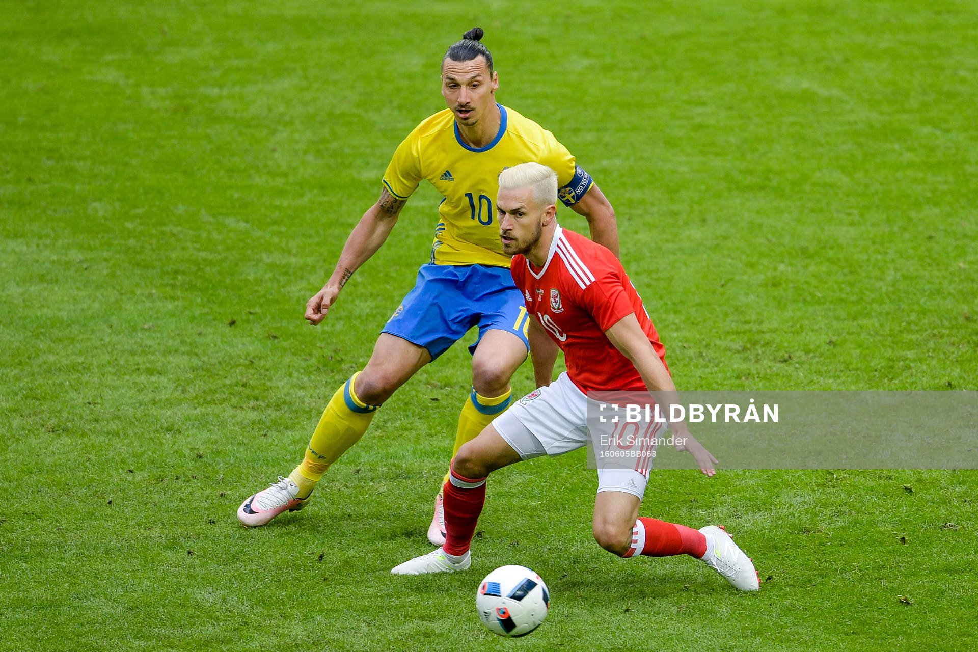 Sveriges Zlatan Ibrahimovic och Wales Aaron Ramsey