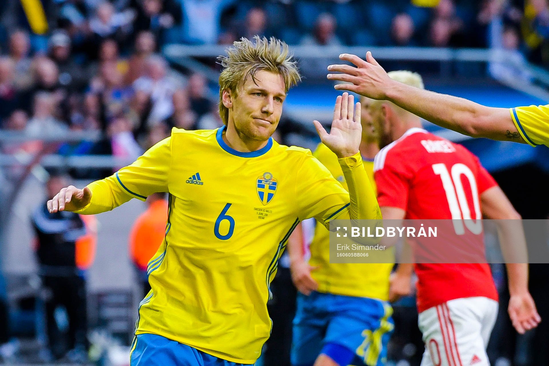 Sveriges Emil Forsberg och Sebastian Larsson jublar